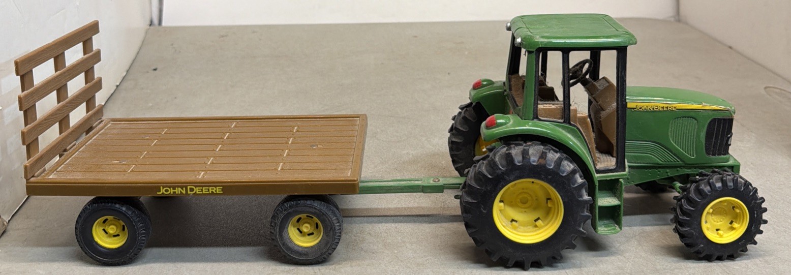 ERTL John Deere Tractor & Trailer 1759 Die Cast / Plastic