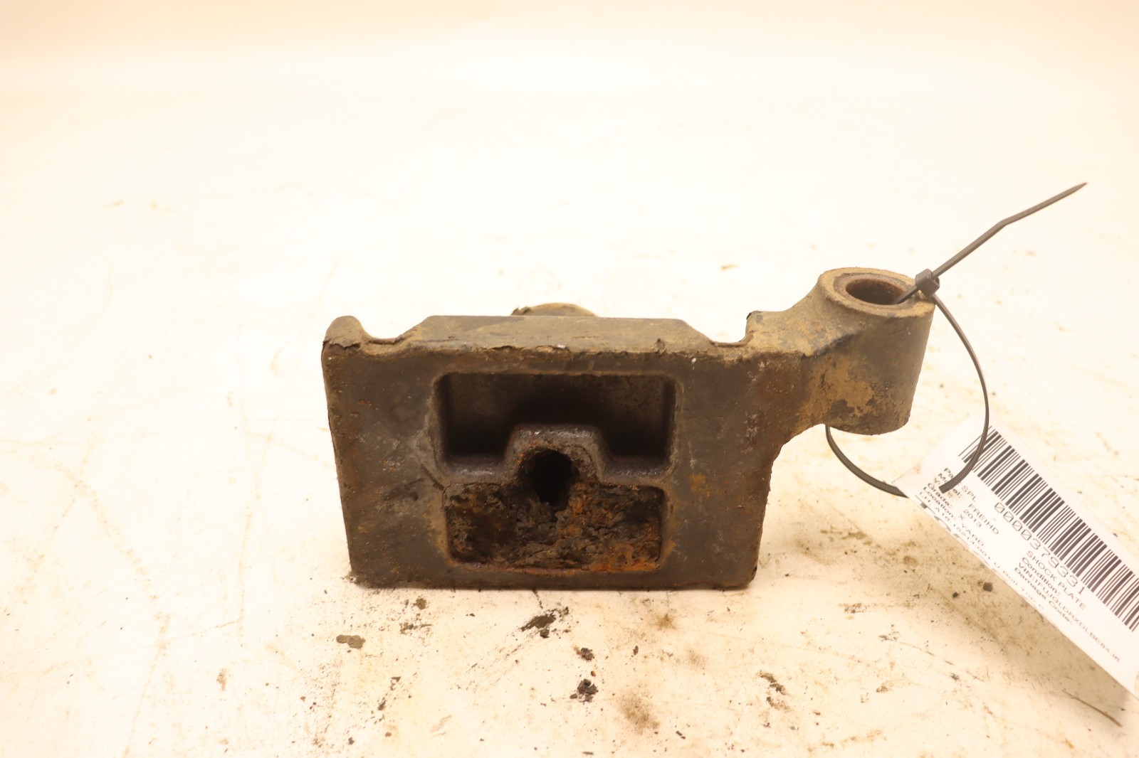 08-17 FREIGHTLINER CASCADIA 125 FRONT LEFT U-BOLT TOP PLATE BRACKET SUPPORT OEM