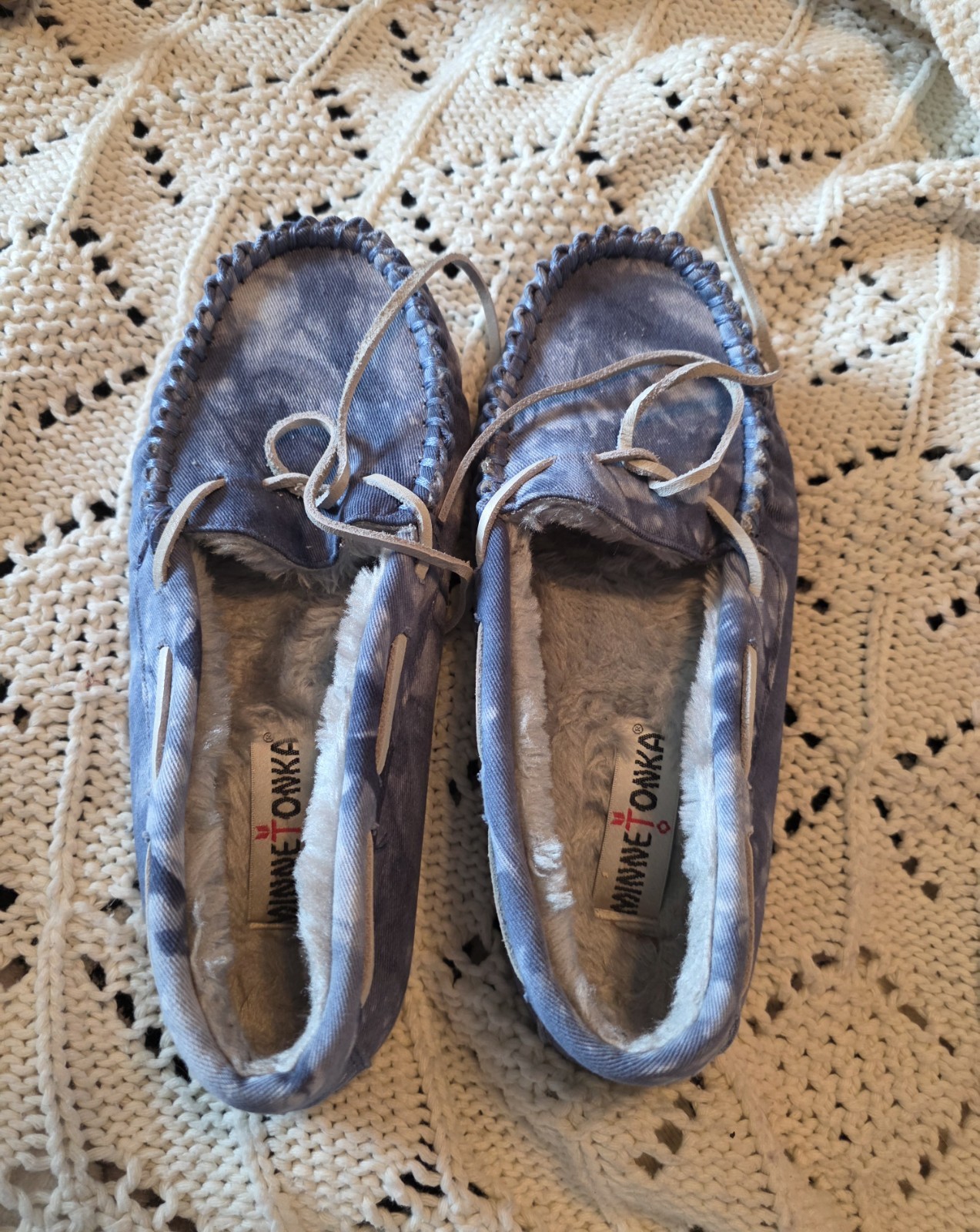Minnetonka Blue Tie-Dye Moccasin Slippers Women’s Size 8