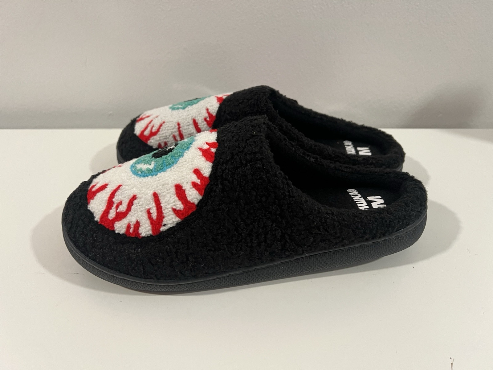 Mnwka Slippers Size Medium