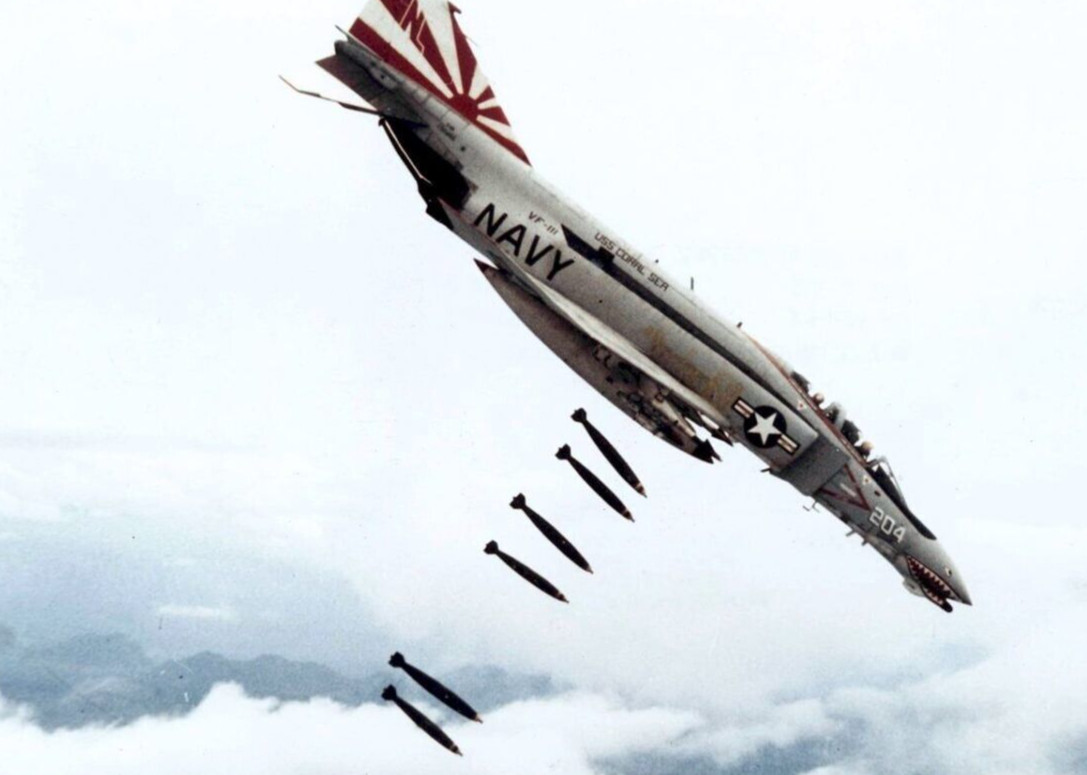 Vietnam  War  Photos --  McDonnell Douglas F-4 Phantom II - Bombing Run