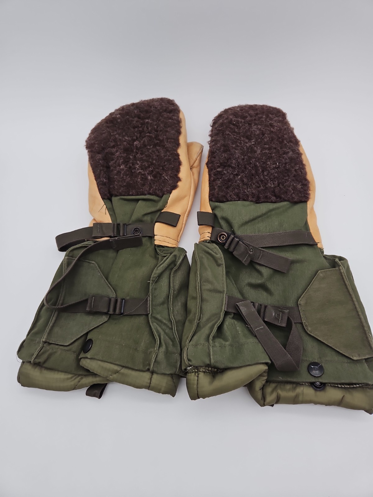 Military Issue Extreme Cold Weather Gloves, EX Condition