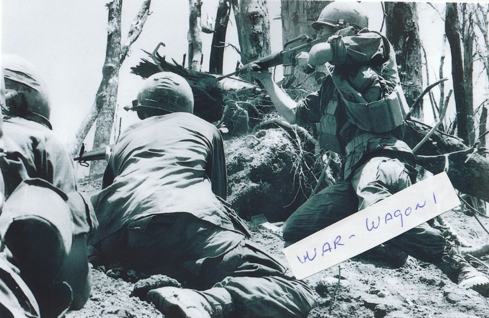 Vietnam  War  Photo --    Soldiers  Jungle Fighting