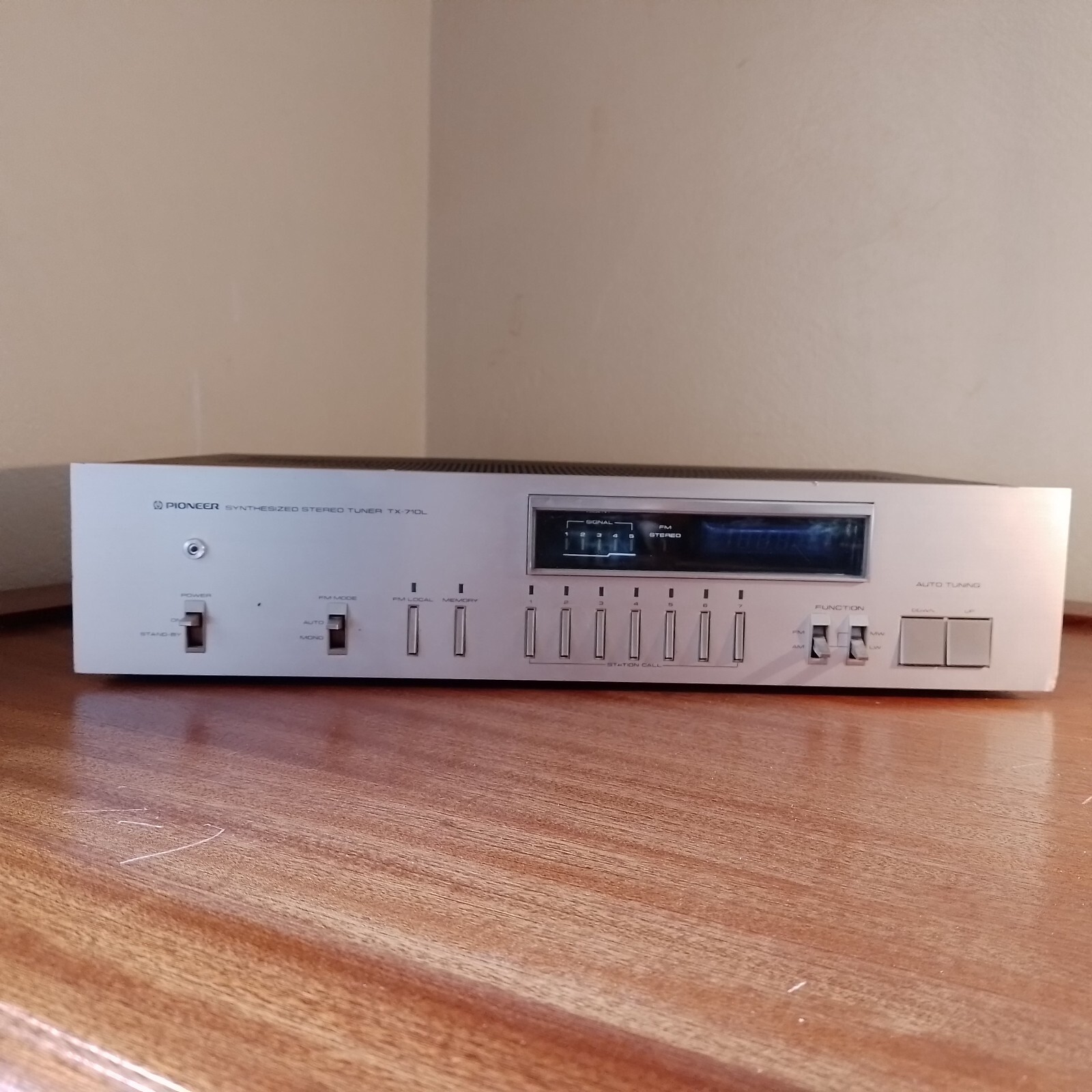 Vintage  Silver Pioneer Synthesized TX-710L Stereo Tuner  Crystal Clear Sound