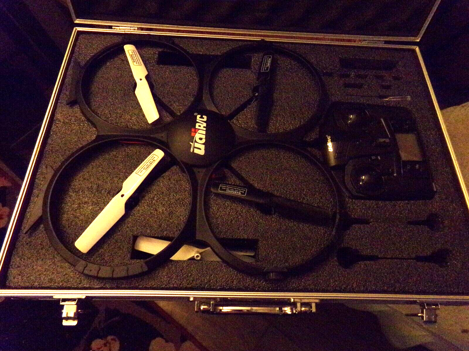 FORCE1 udi R/C QUAD COPTER in silver metal case large drone