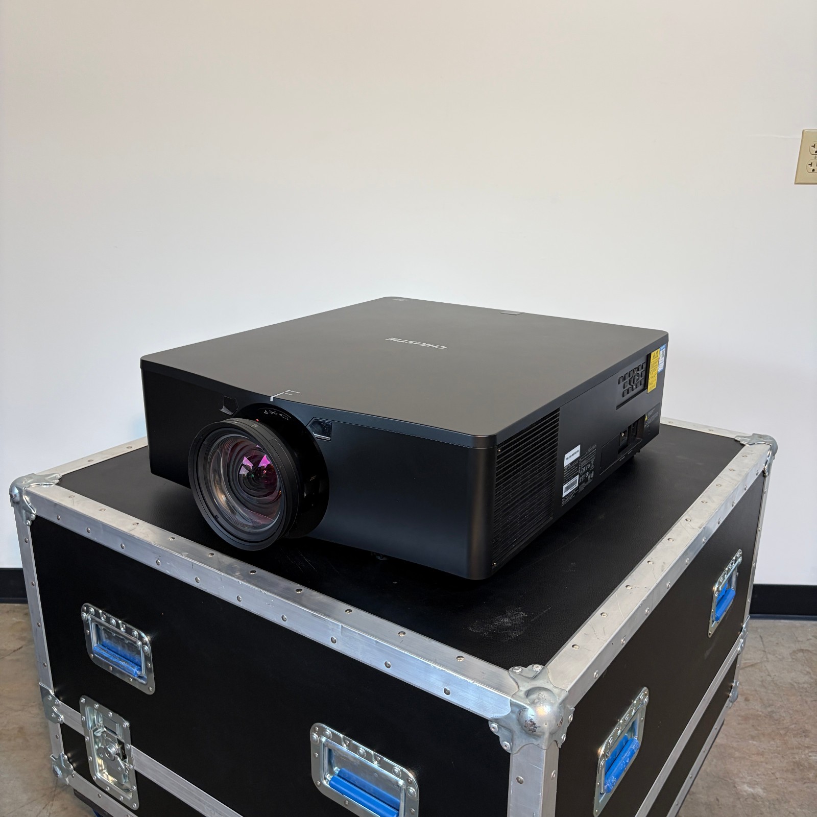 Christie D20WU-HS [22 HOURS] 20.6K WUXGA Laser Projector w/ 0.65-0.75 Lens, Case