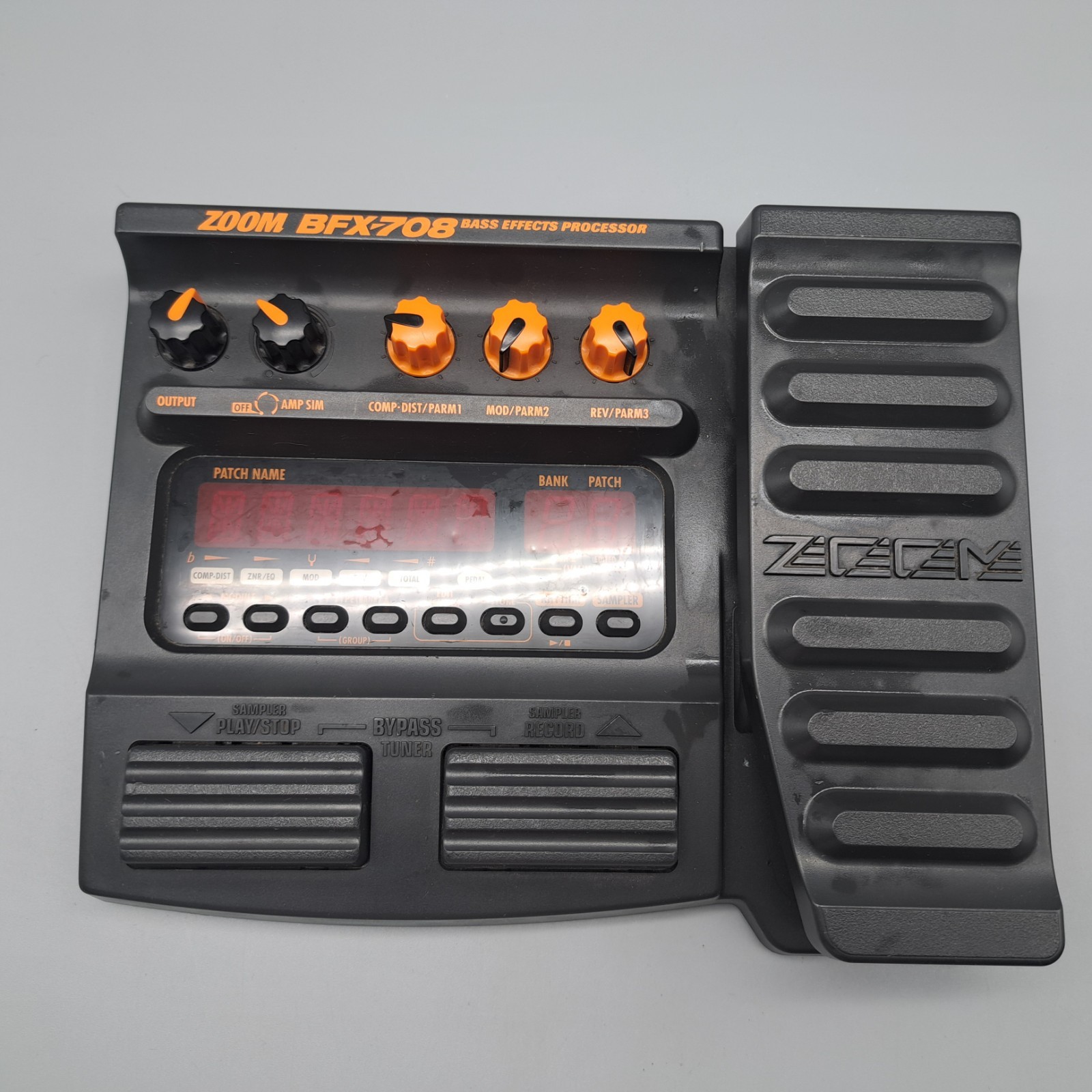 Zoom BFX-708 Bass Effects Processor Powers On With Batteries Untested No Cord