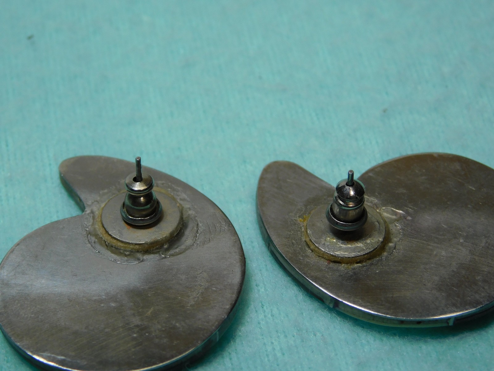 Vintage 1 1/4" Abalone Shell Over Metal Earrings In Good Condition