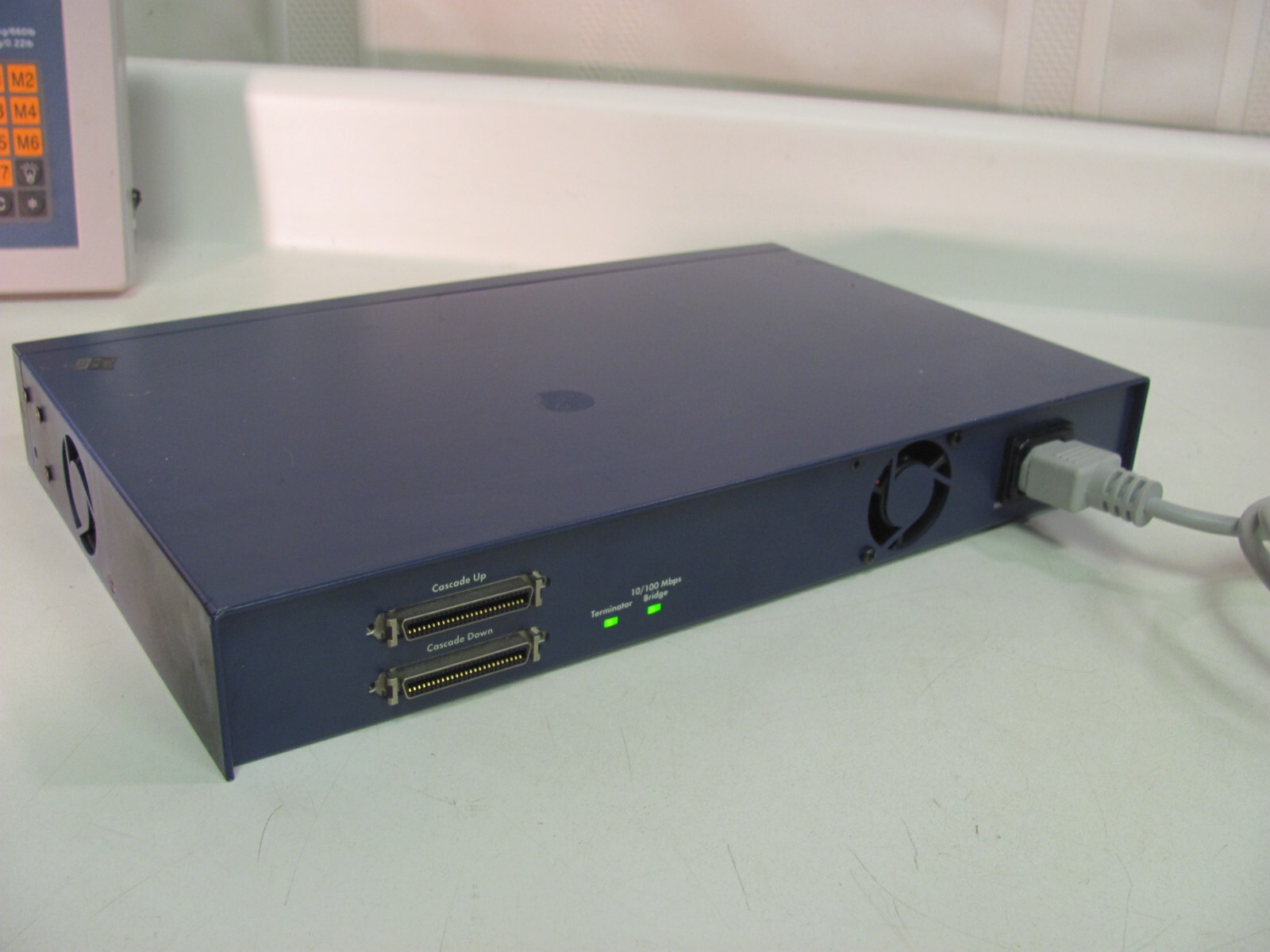 Netgear 16 port Dual Speed Stackable Hub, Model DS516