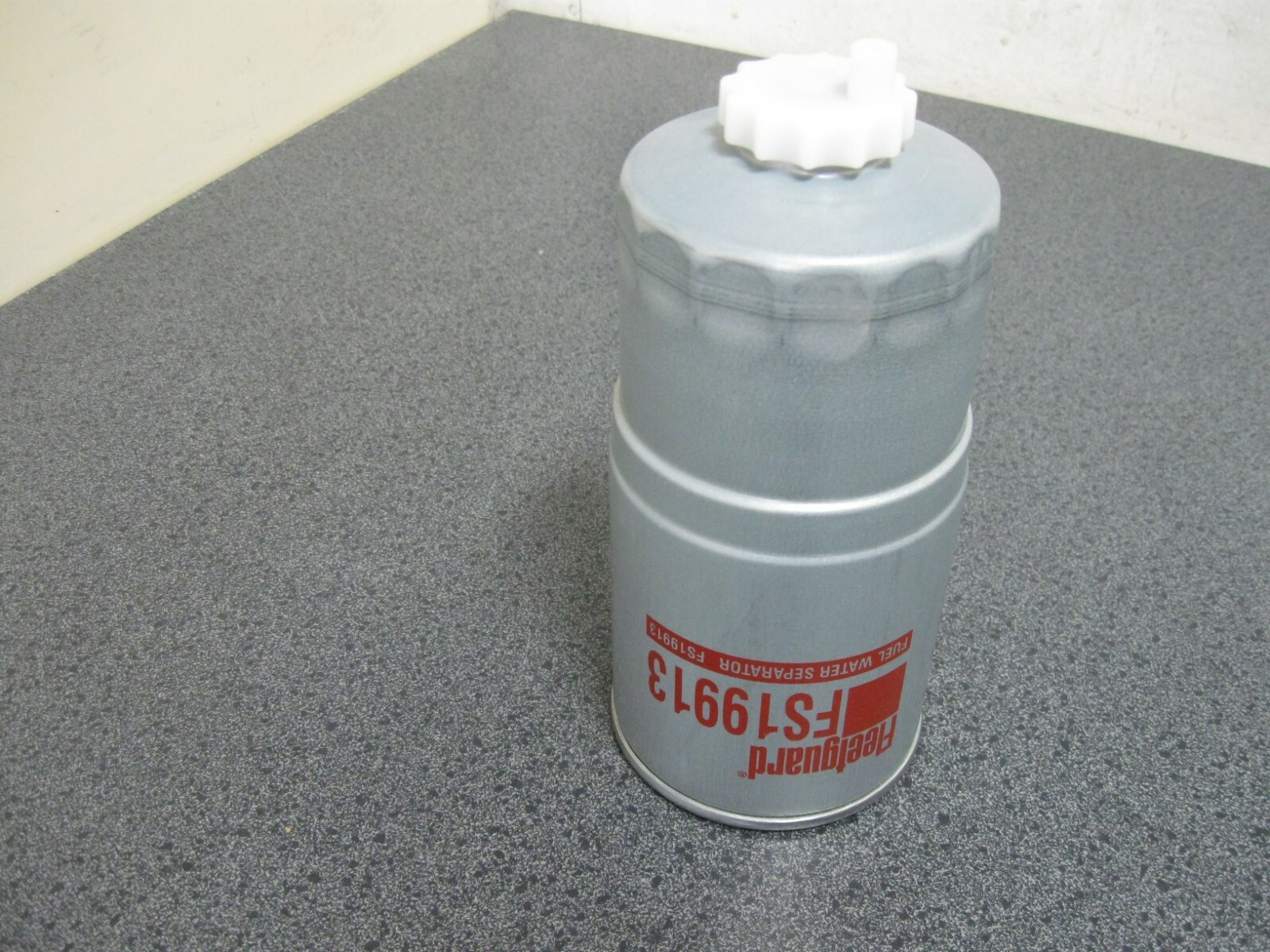 NEW FLEETGUARD FUEL/WATER SEPARATOR FILTER (PN FS19913)