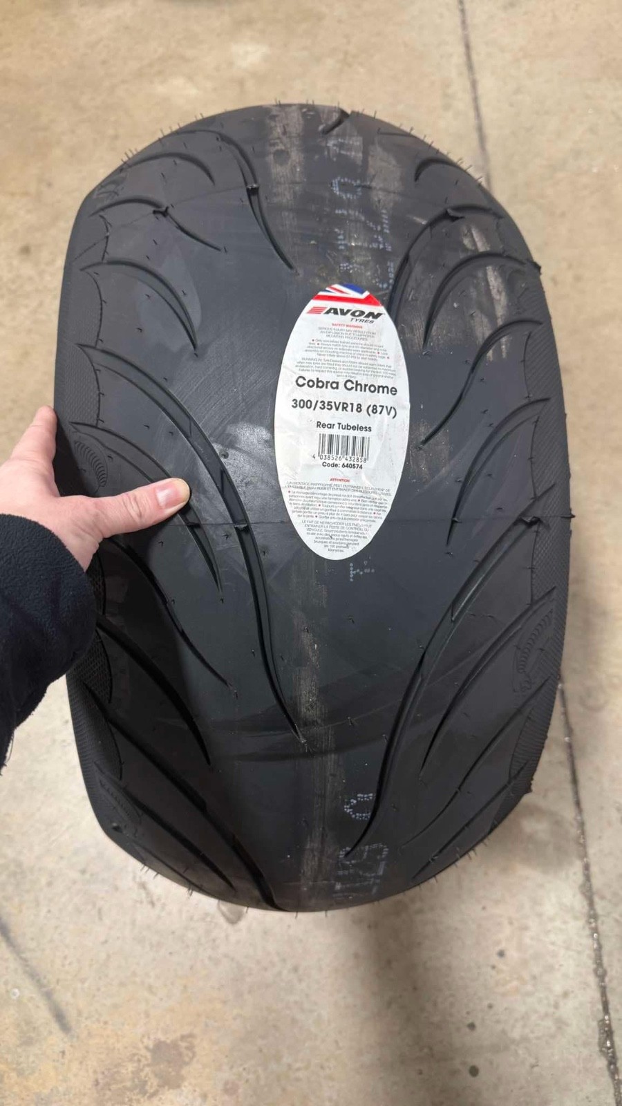 Avon TIRE Rear Cobra Chrome 300/35VR18