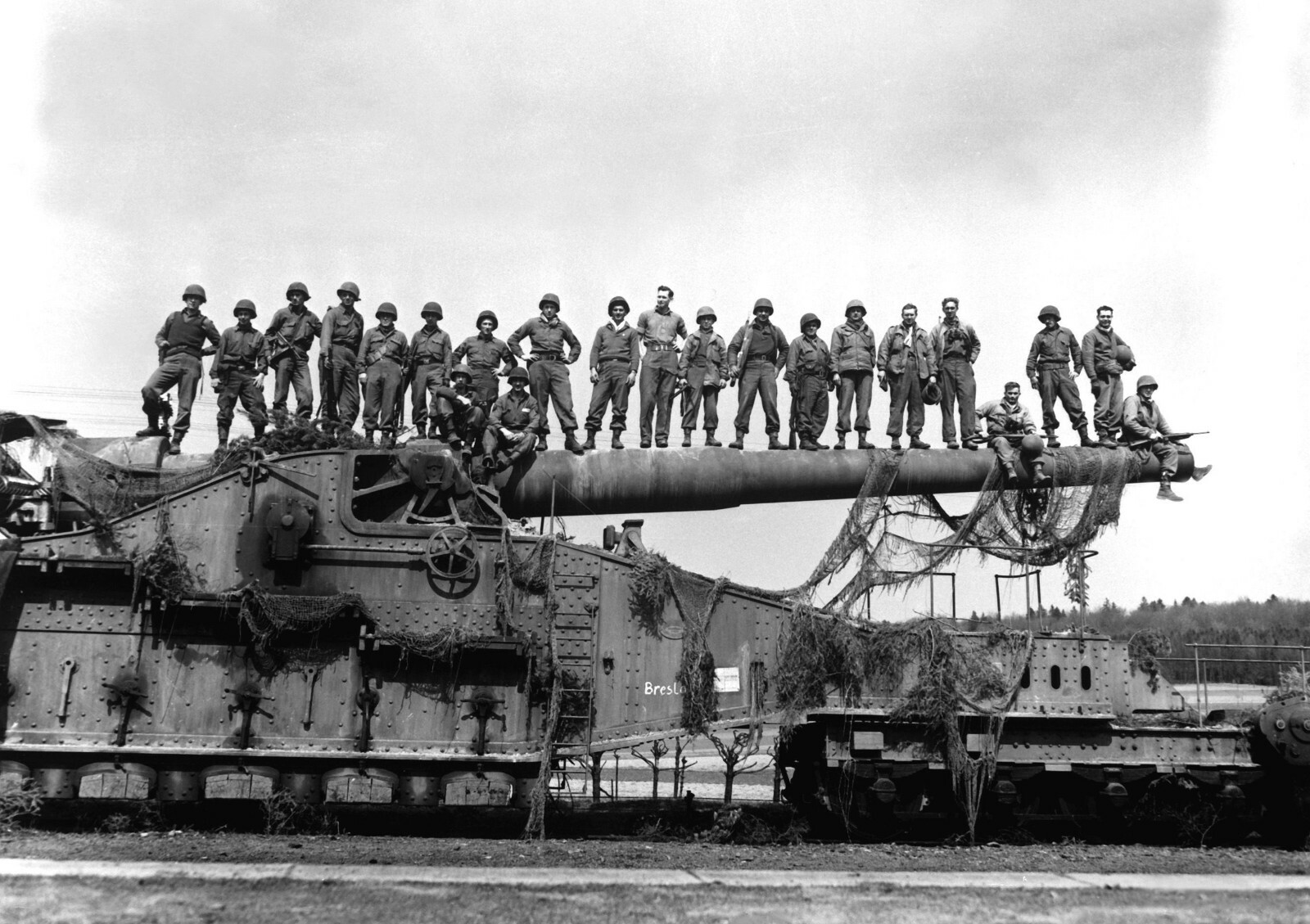 Captured German 274-mm Railroad Gun PHOTO United States Army Soldiers Hang Out!
