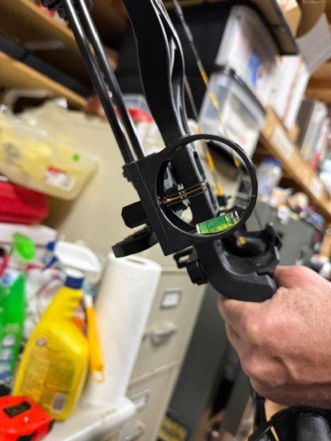 Diamond Archery Edge 320 Right Hand 7-70 lb Compound Bow Package (A1G012241)