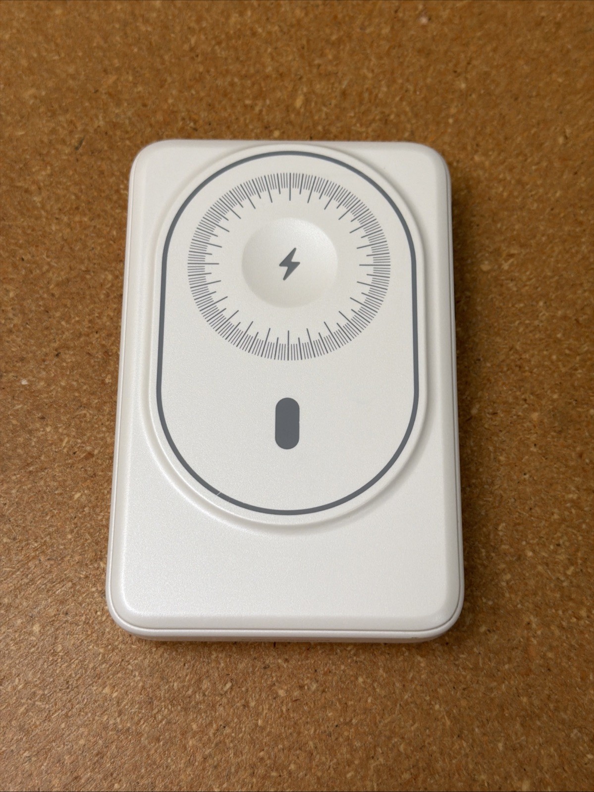 Energizer 10000mAh Magnetic Wireless MagSafe PowerBank OLED Display White USED