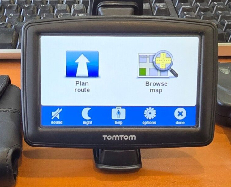 Tom Tom GPS Bundle USED BUT WORKS GREAT Case, Dash Bracket, Cables Free Shipping