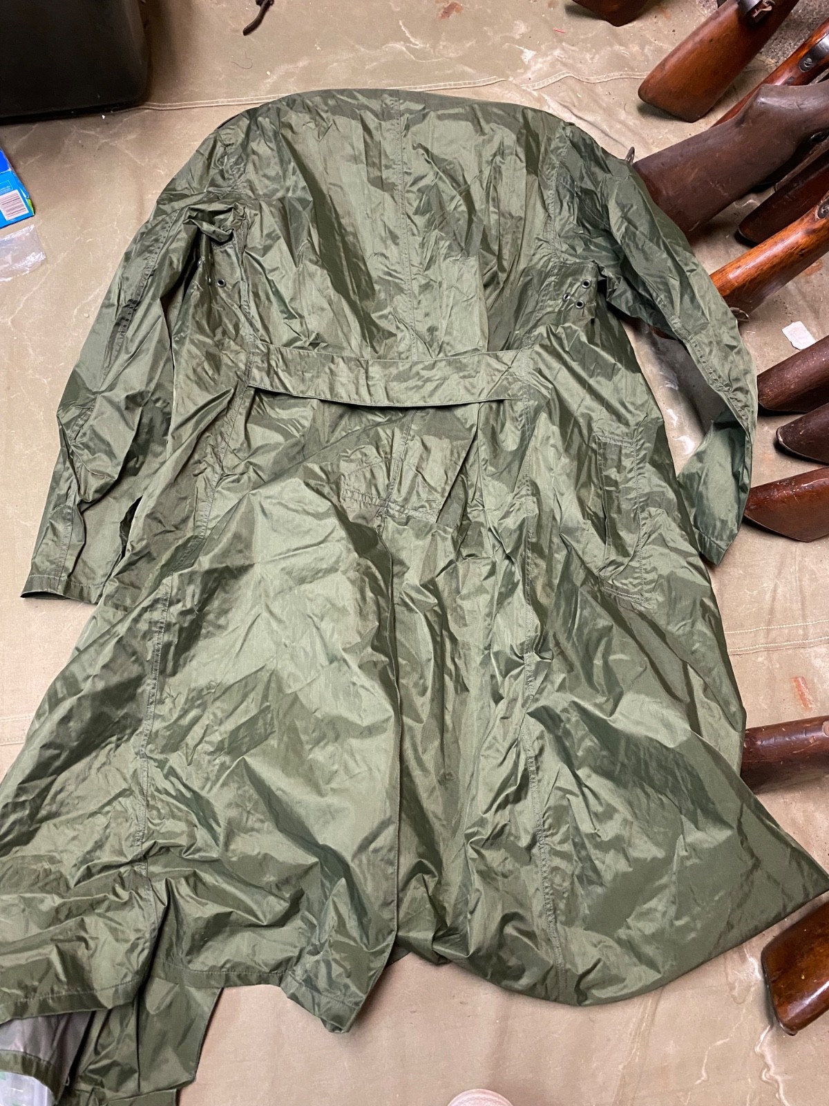 ORIGINAL VIETNAM WAR US ARMY RAIN COAT-MEDIUM
