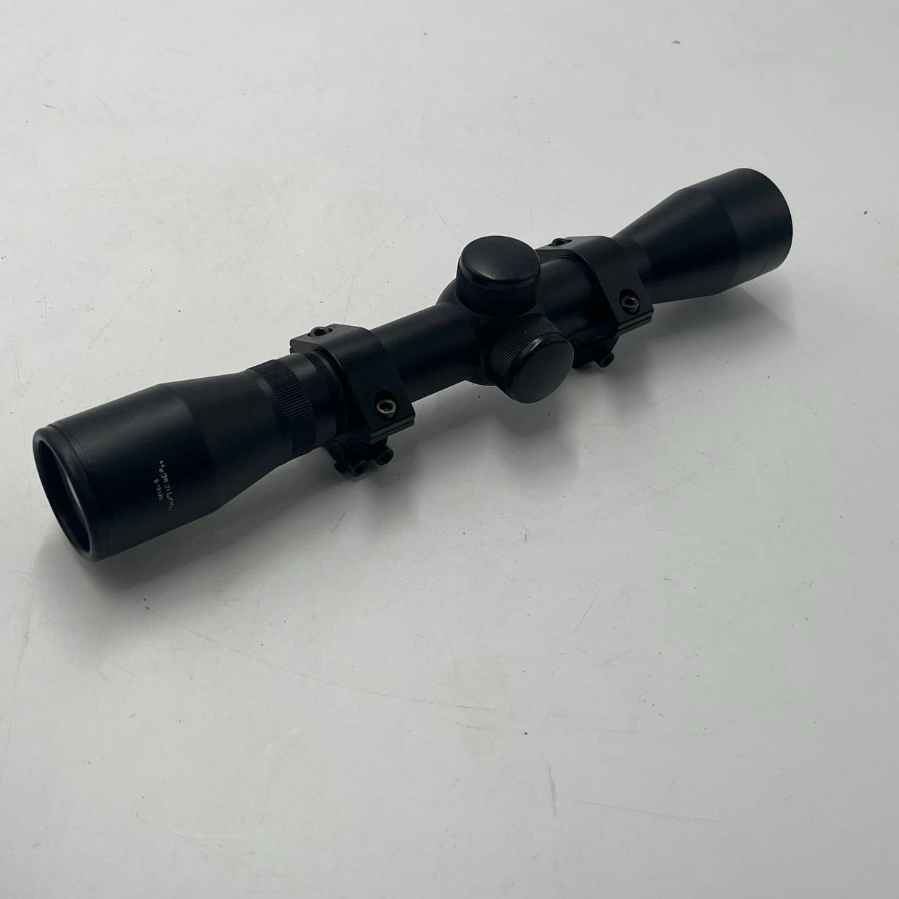CENTER POINT HUNTING & OUTDOORS 4X32 variable-power riflescope