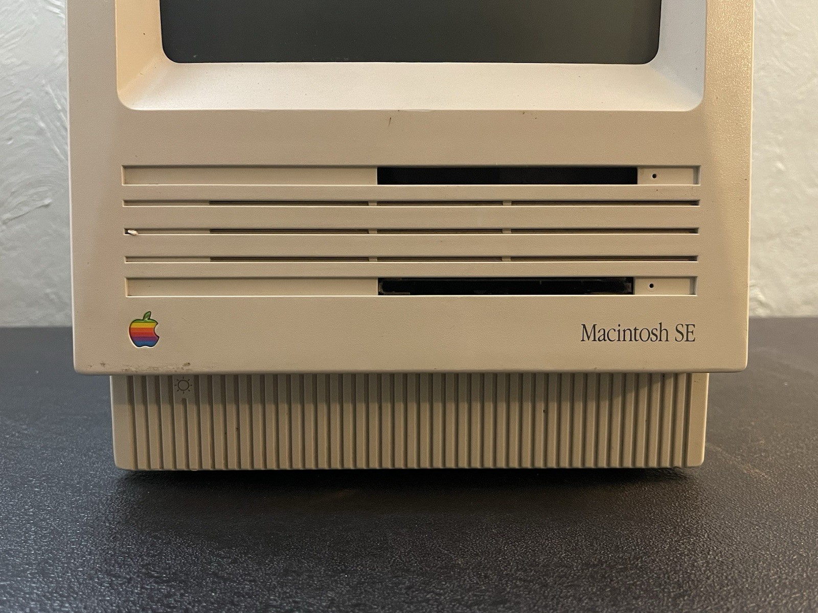 VTG Apple Macintosh SE Model M5010 Computer POWERS ON!! Fast Free Shipping!!