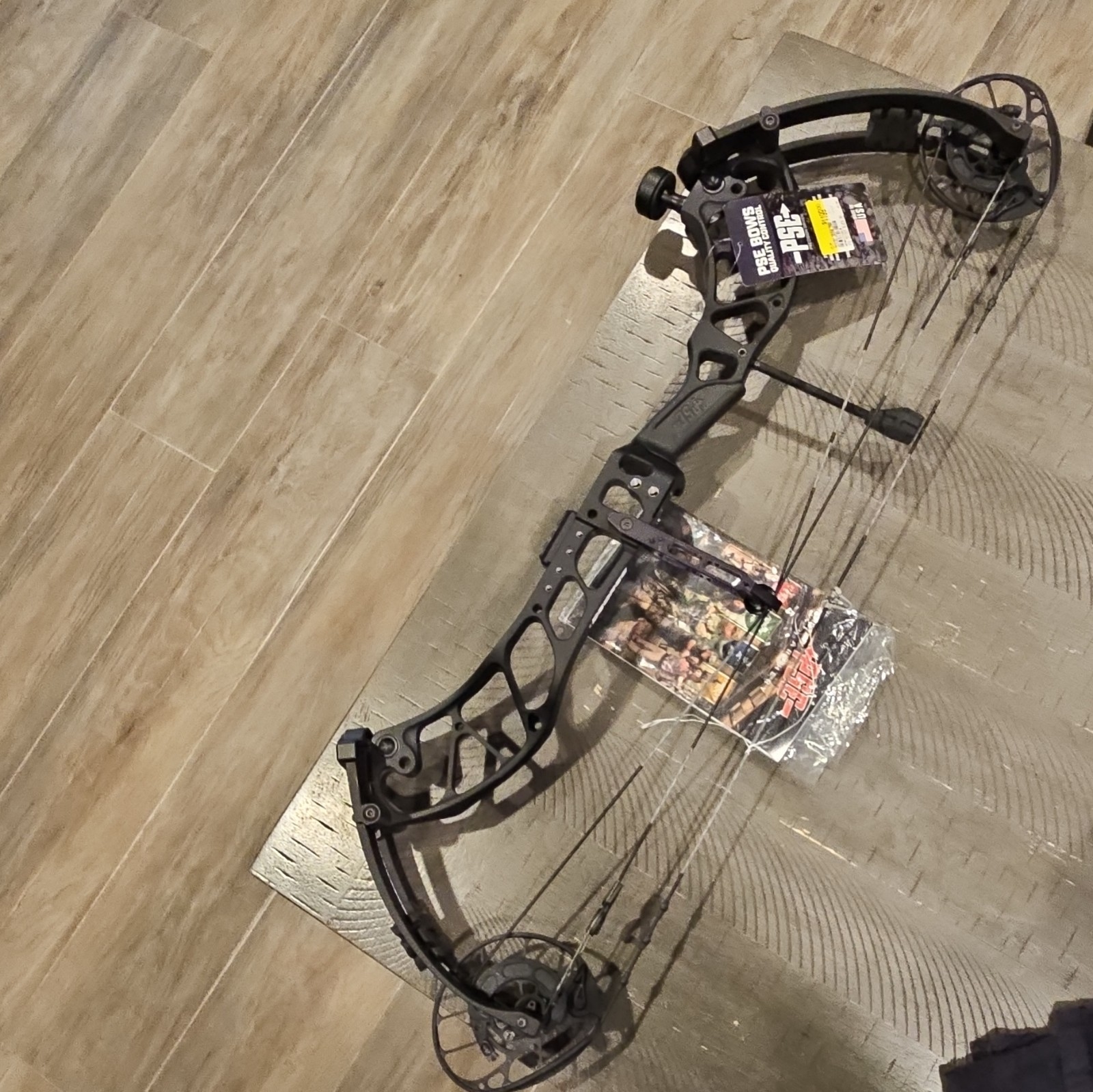 PSE Decree EC2 Right Hand Compound Bow 80 lb 25-30.5in Draw 31.5in Black