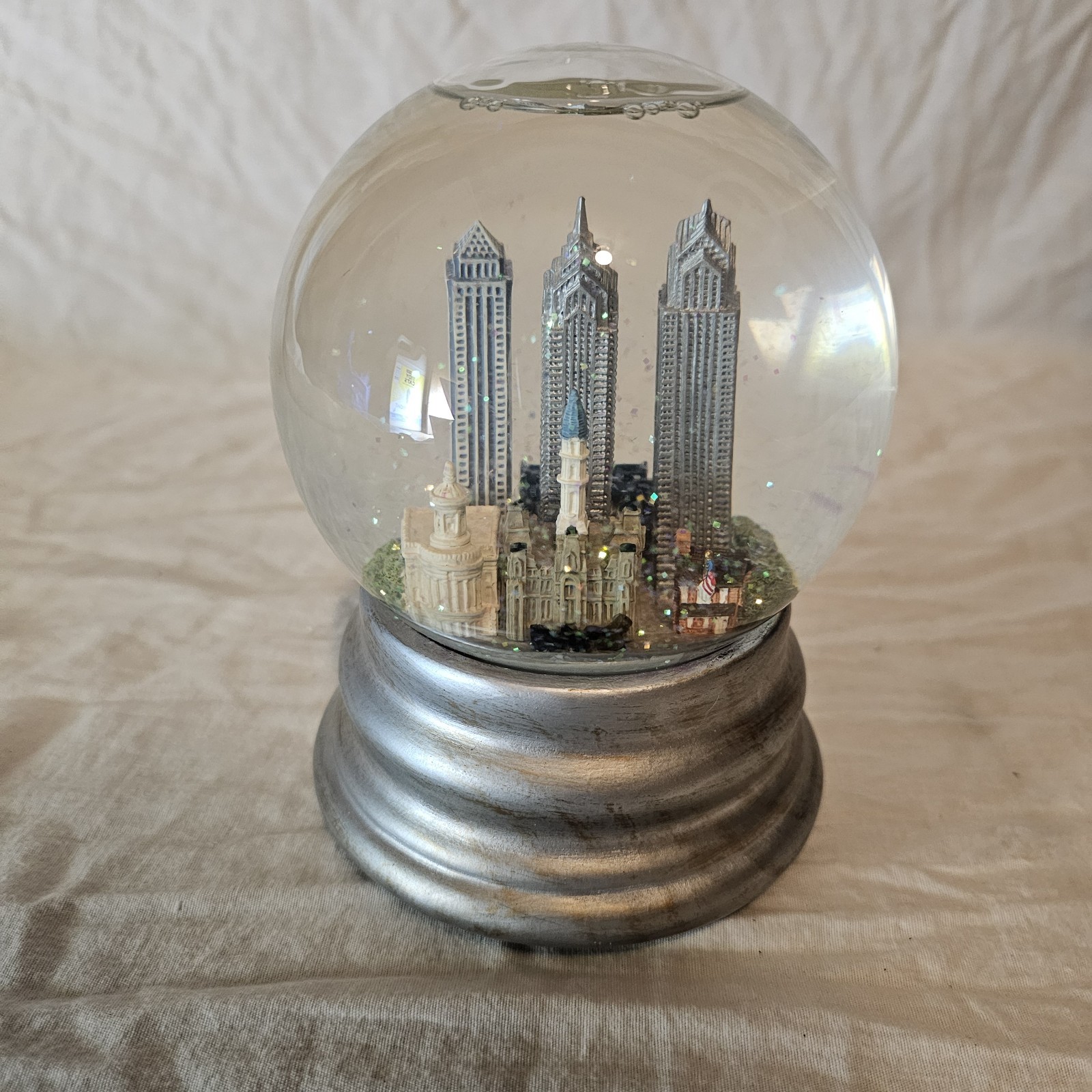 Saks Fifth Avenue Philadelpha Skyline Musical Snow Globe Three Jays Imports