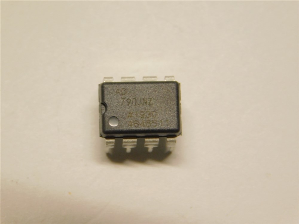 Analog Devices AD790JNZ Fast Precision Comparator IC 8-PDIP