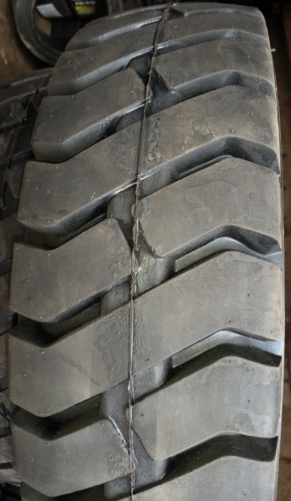 250-15 tires Solid Solver forklift tire requires 7.5-Rim Width (USA made) 25015
