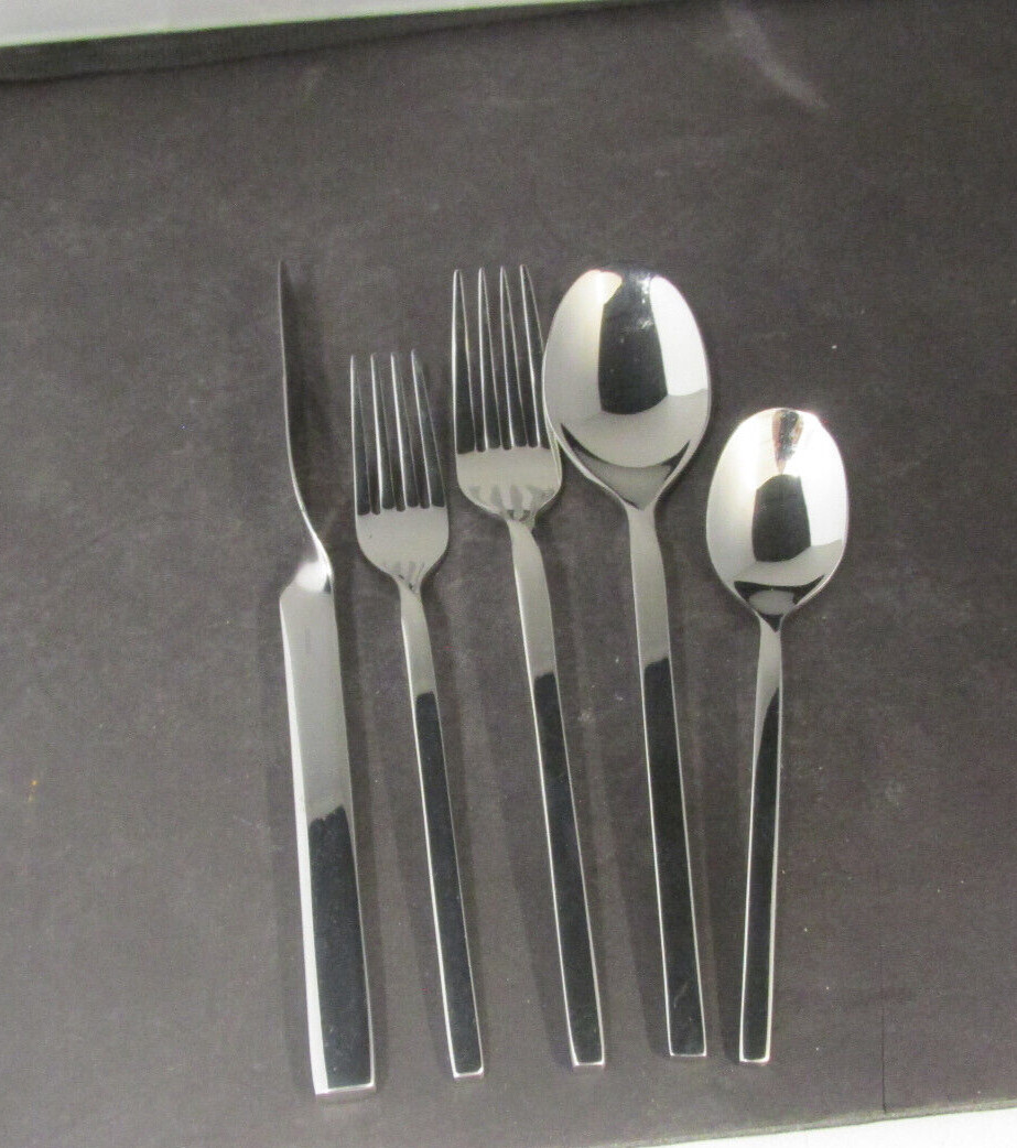 VILLEROY & BOCH PATTERN NEW WAVE STAINLESS 5 PIECE PLACE SETTING