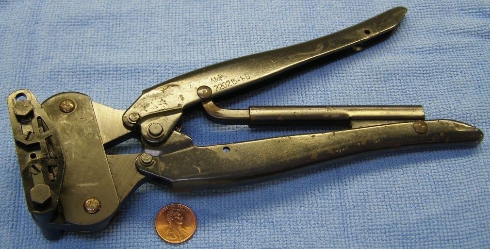 AMP MODEL 220215-1-B CRIMPING HAND TOOL.