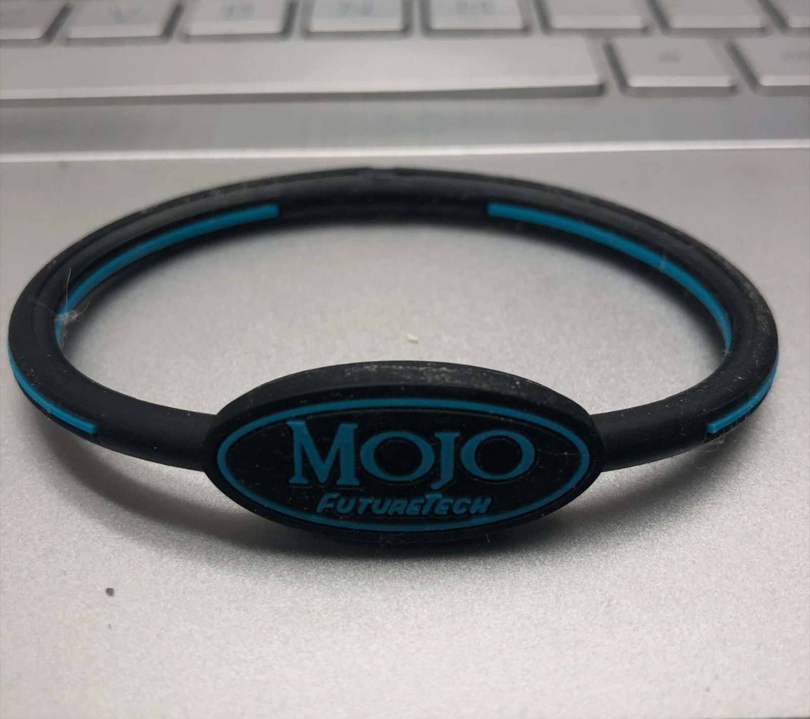 7" Mojo Holographic Wristband BLACK / BLUE