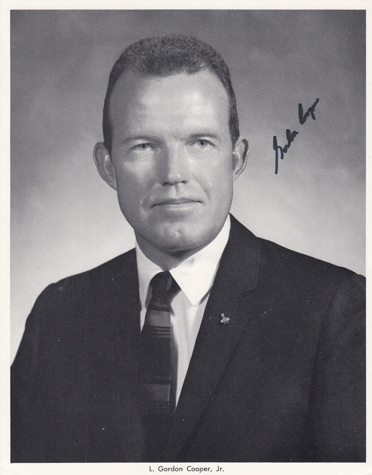 Great autograph photo - L. Gordon Cooper Jr. (*1927-2004) Astronaut (25.5x20.3cm)