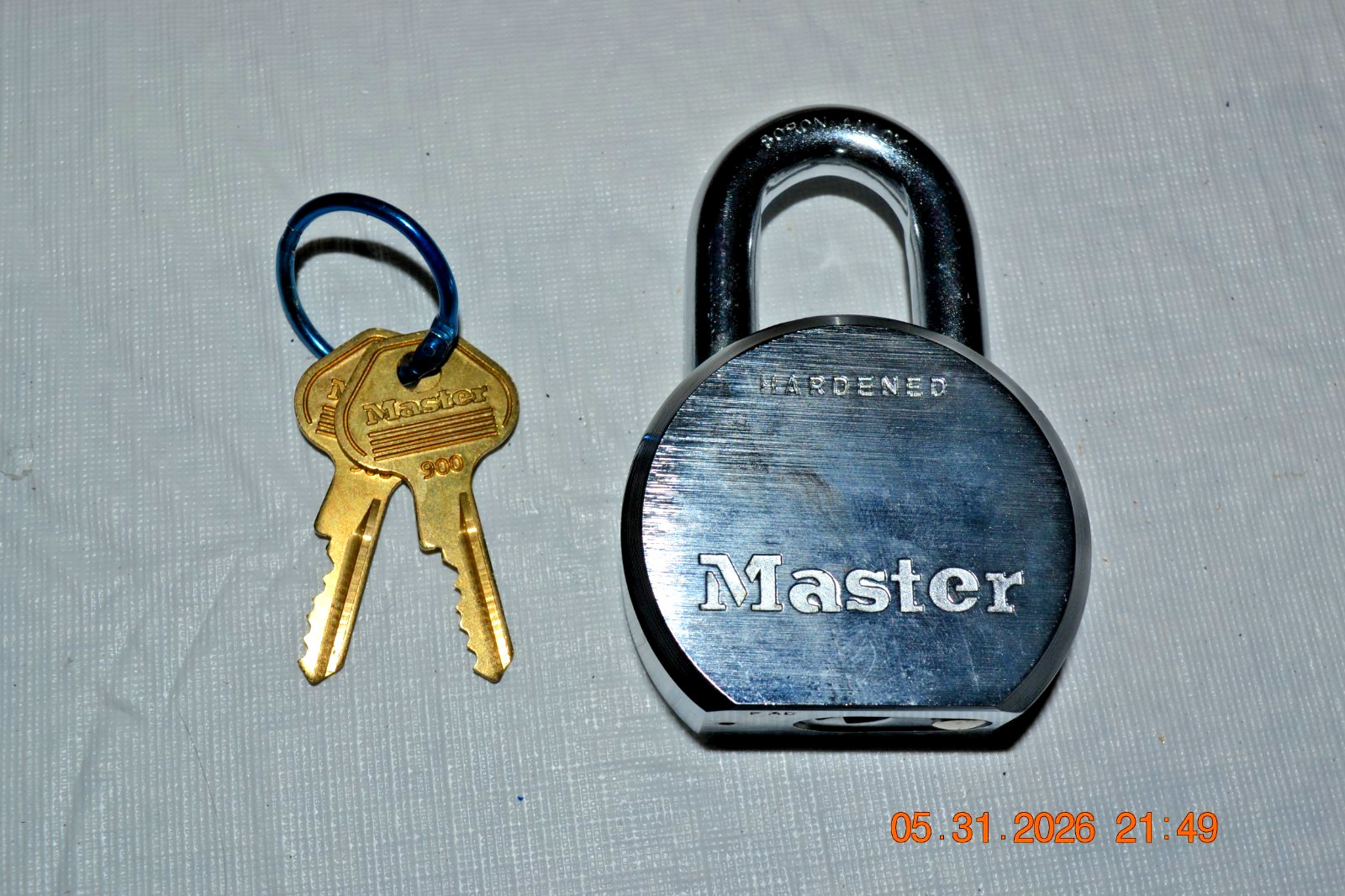 Nice Master Lock 930/6230 Hardened Keyed Padlock & 2 Correct Master Lock Keys