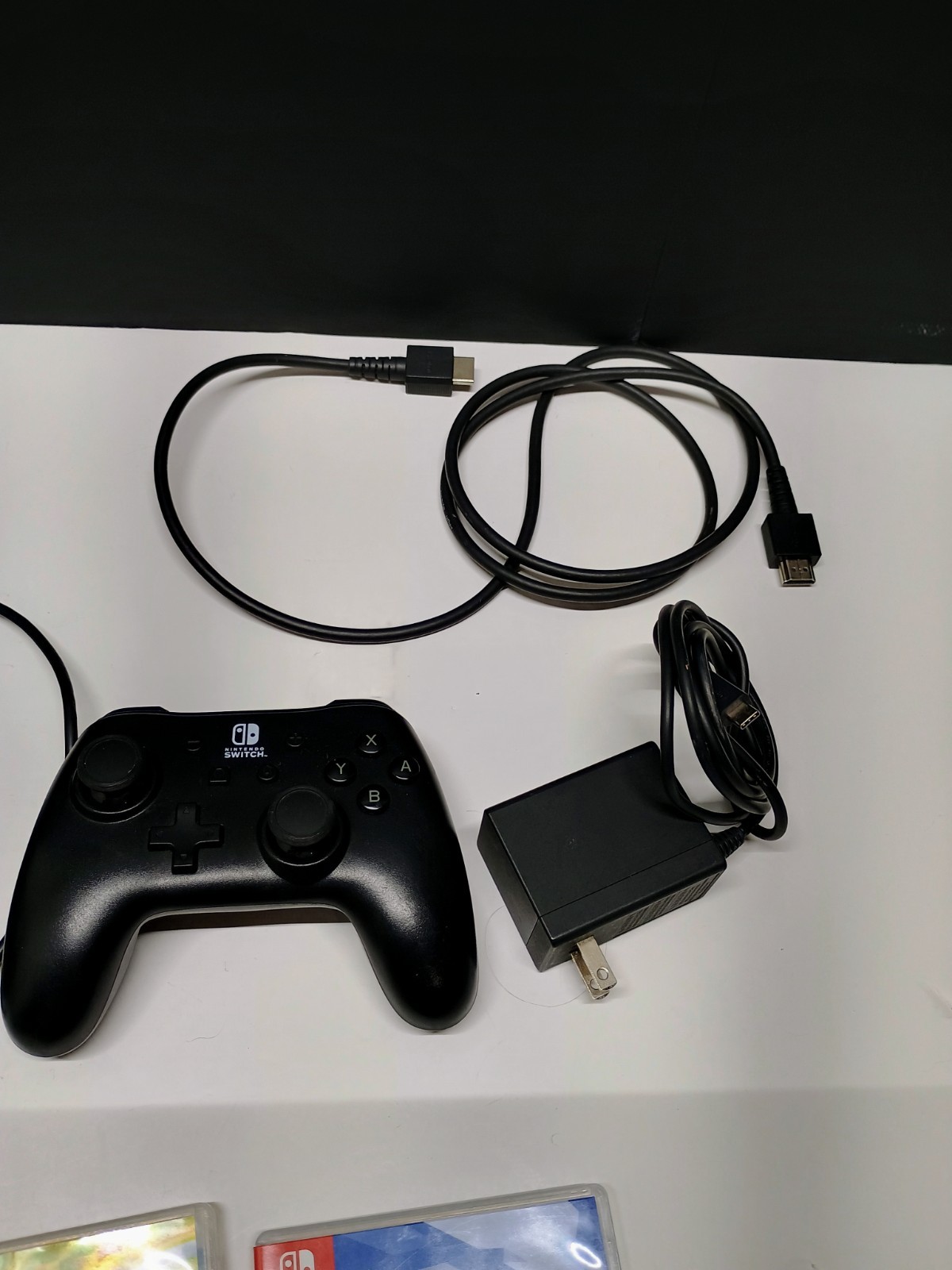 Nintendo switch docking station, 2 controllers and 5 empty cases tested & works