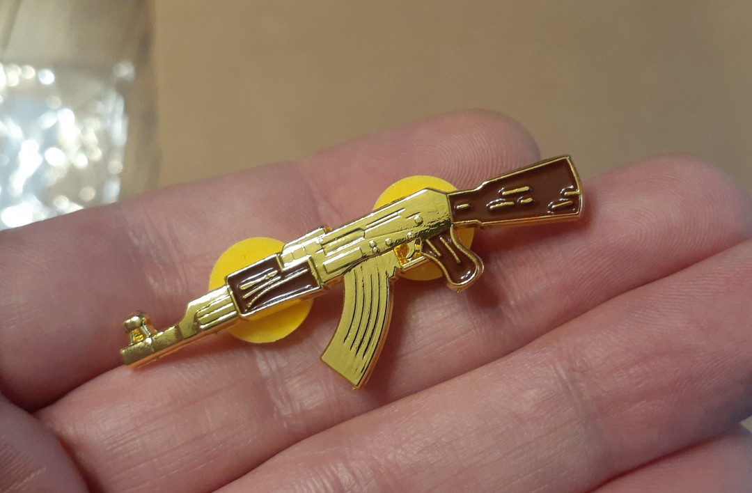 AK-47 EL CUERNO DE CHIVO PIN gold-tone metal enamel bag hat gun rifle pinback
