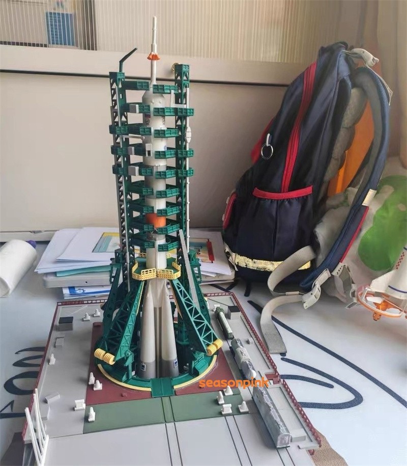 1/144 Russian Soyuz Carry Rocket Launcher Launch Pad Painted Model Set