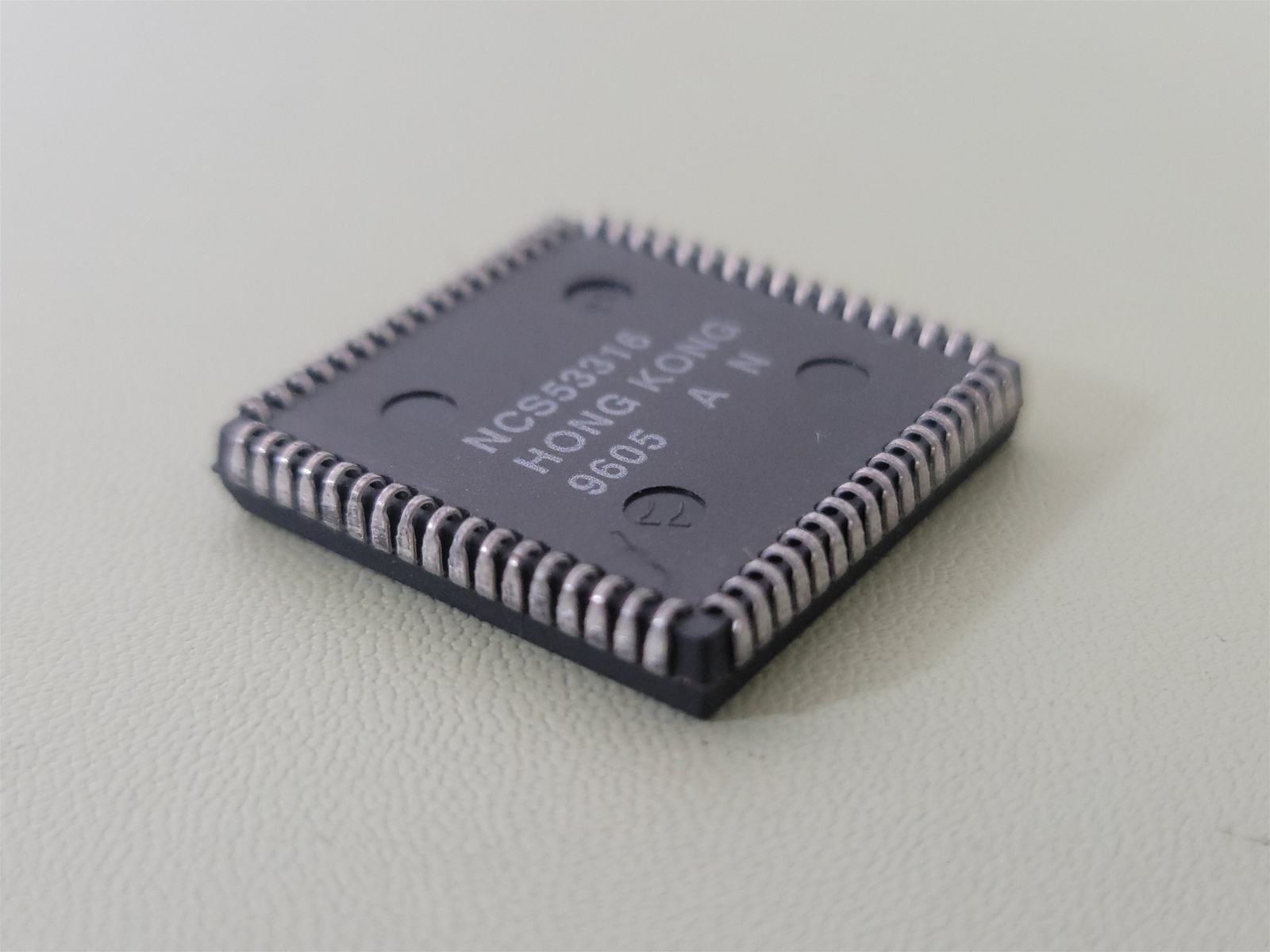 Altera EPM5128LC-1 S9613 Programmable Logic Device , PQCC68. 40ns, 128-cell