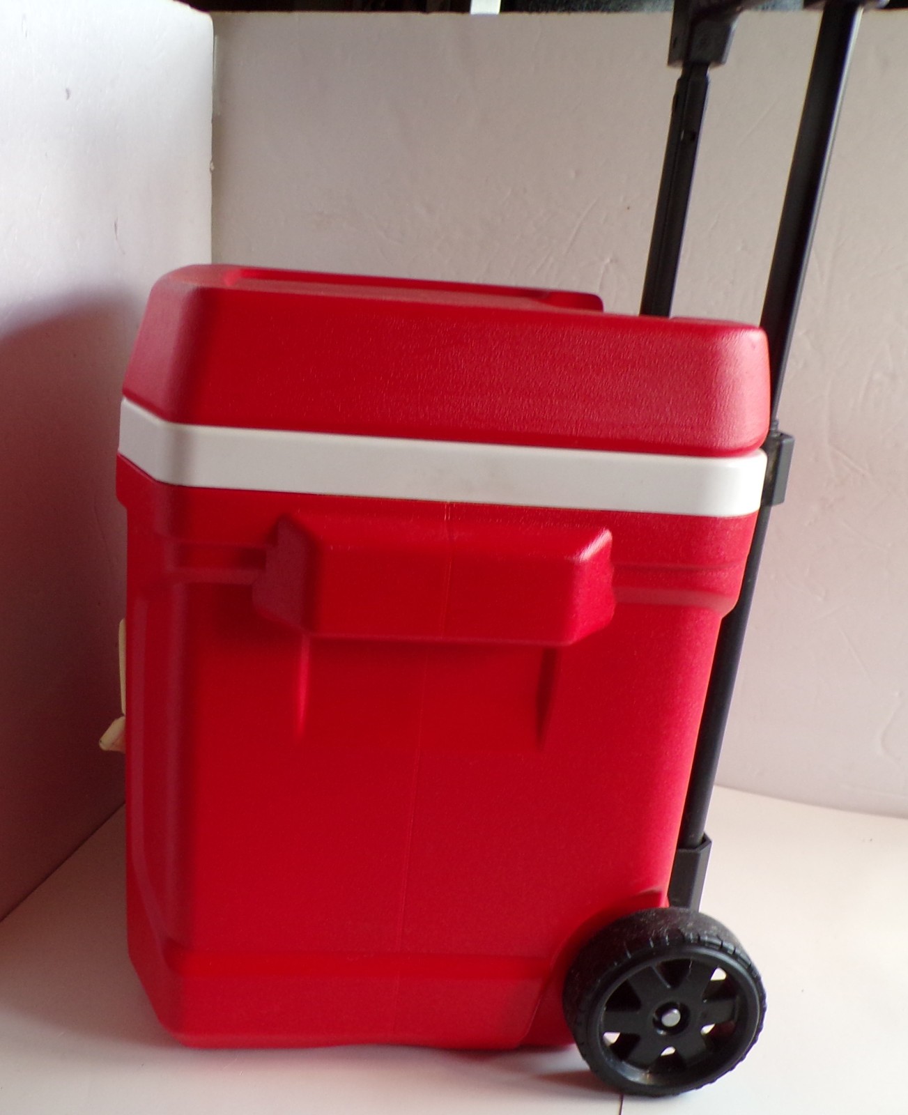 Igloo Rolling Chest Cooler Profile II Red 16 Quart 24 Can