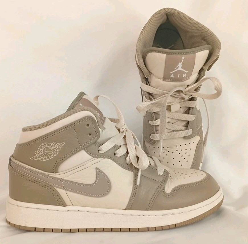 Air Jordan Retro 1 Mid Gs Legend Light Brown 5.5 Y