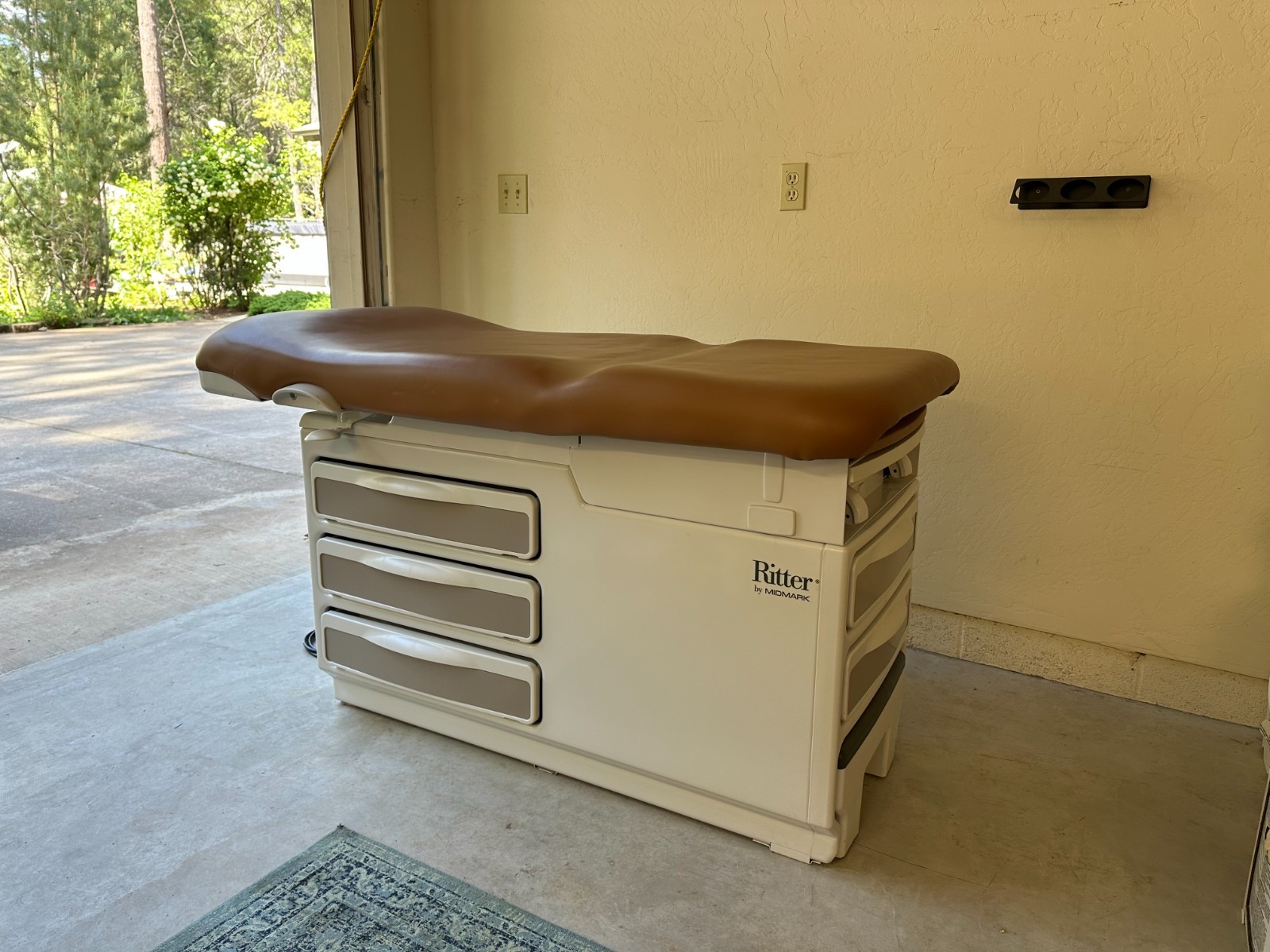 Pre-Owned Midmark Ritter 204 Exam Table Good Condition, Reupholstered Nontoxic
