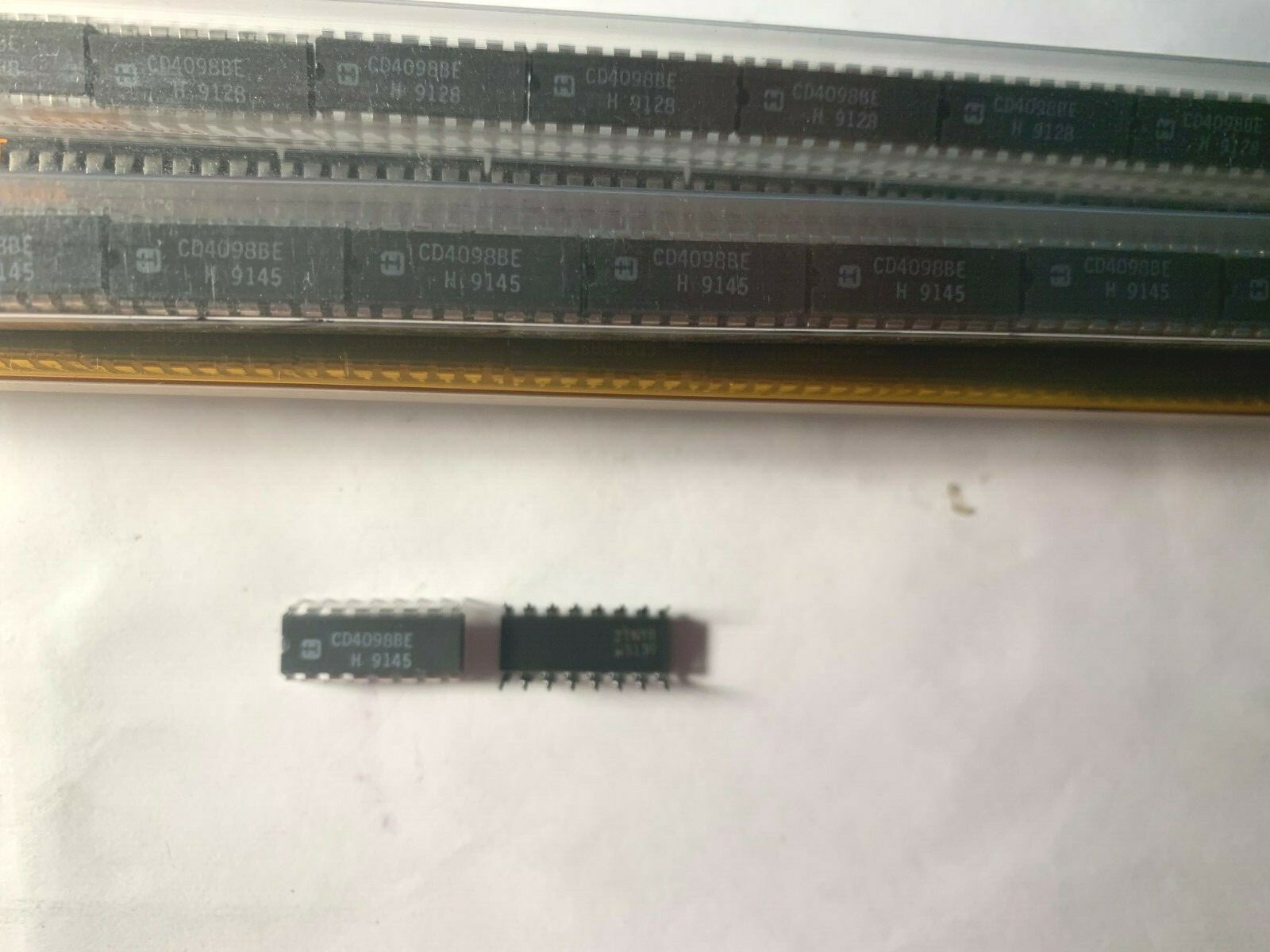 CD4098BE DIP-16 CMOS Dual Monostable Multivibrator.