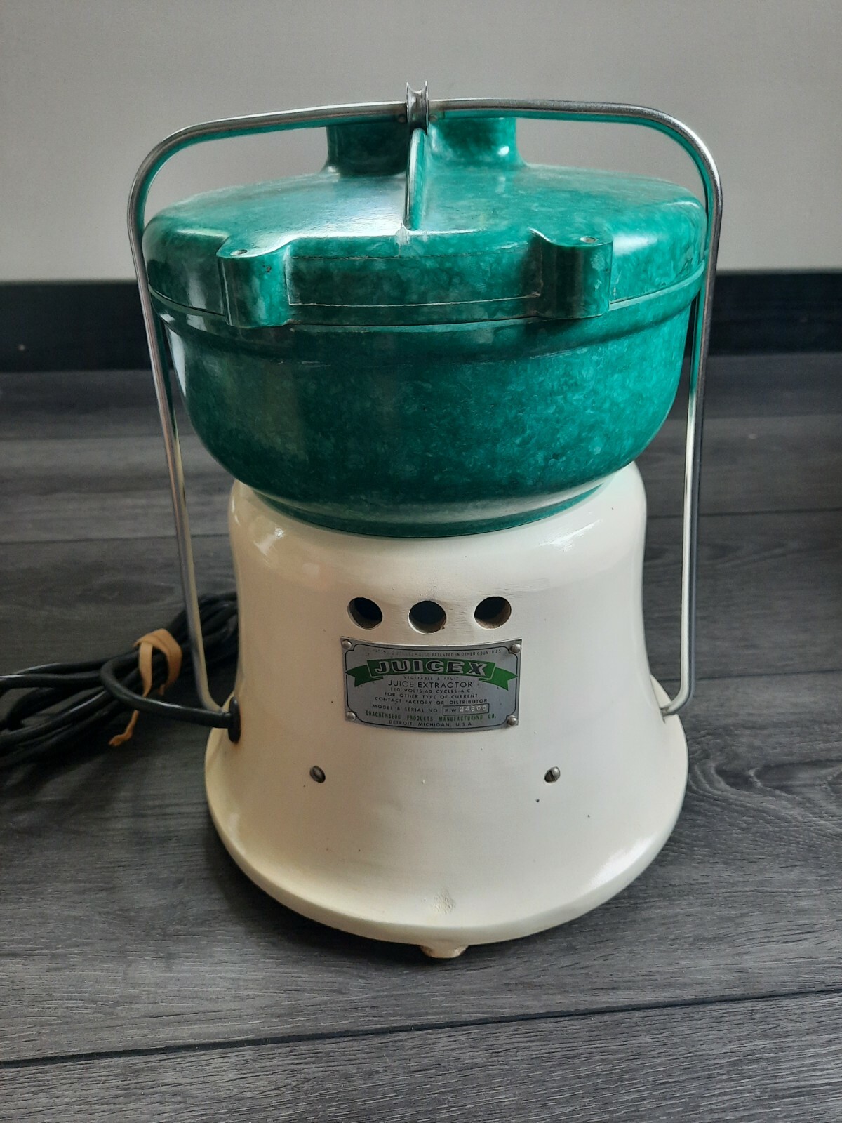 VINTAGE JUICEX VEGETABLE FRUIT JUICE EXTRACTOR WHITE JUICER 24600 no plunger