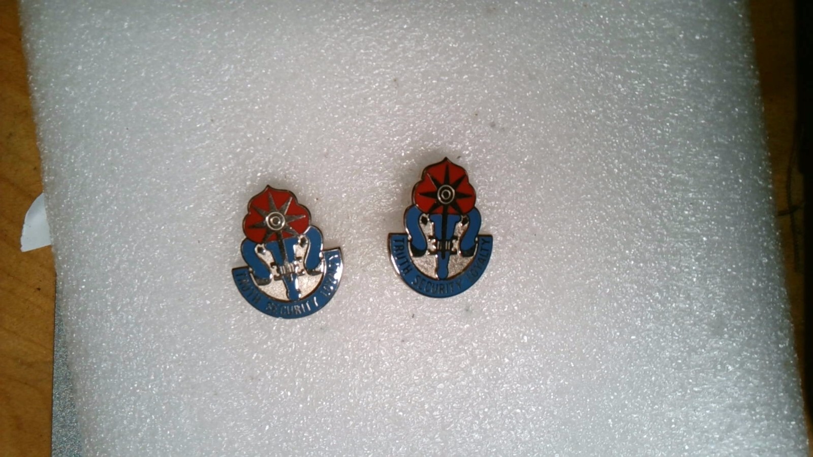 MILITARY INSIGNIA CREST SET OF 2 US ARMY 470TH INTELLIGENCE TRUTH SECURITY LOYAL