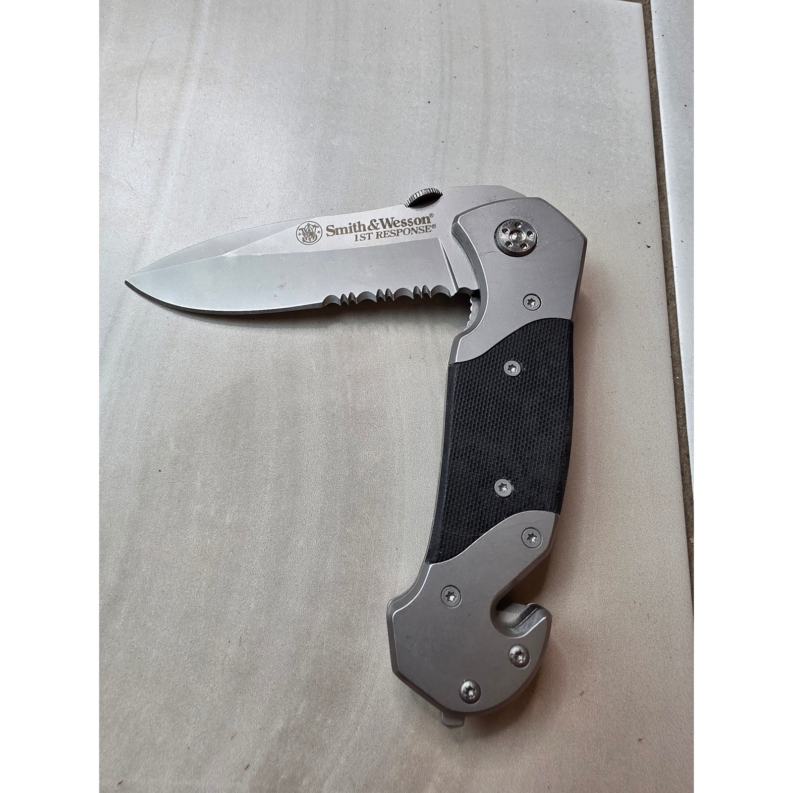 Smith & Wesson 1st Response SWFRS Folding Knife Serrated Blade Rescue Tool F1