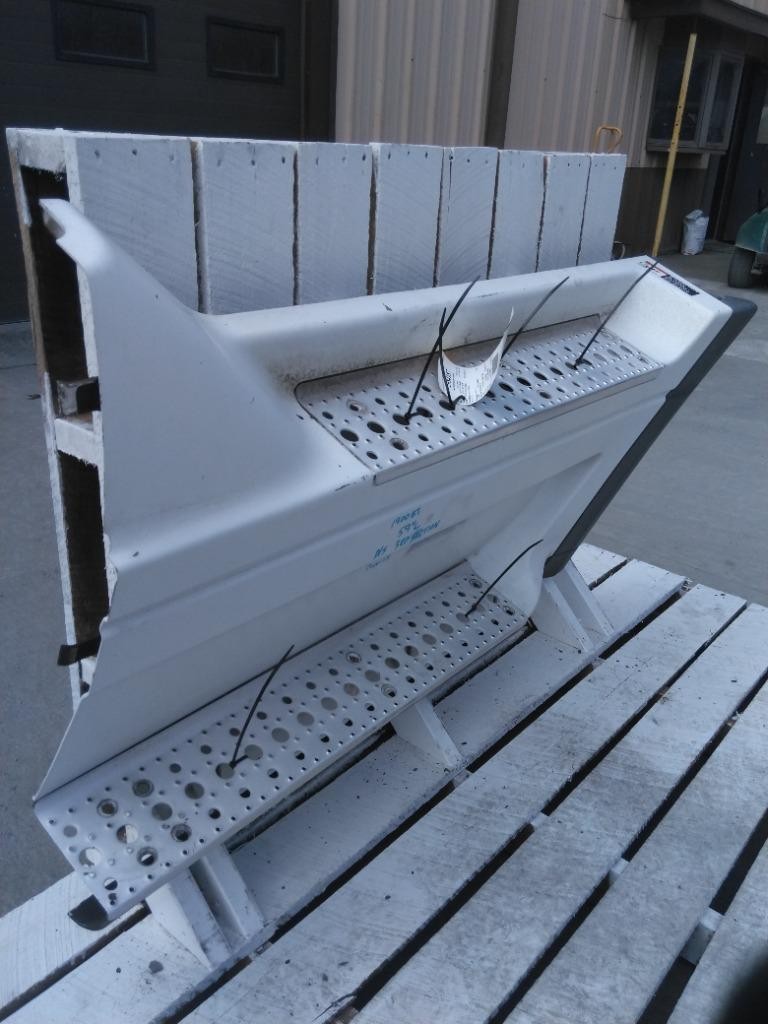 For 2004 FREIGHTLINER COLUMBIA 120 SIDE FAIRING Right , MD
