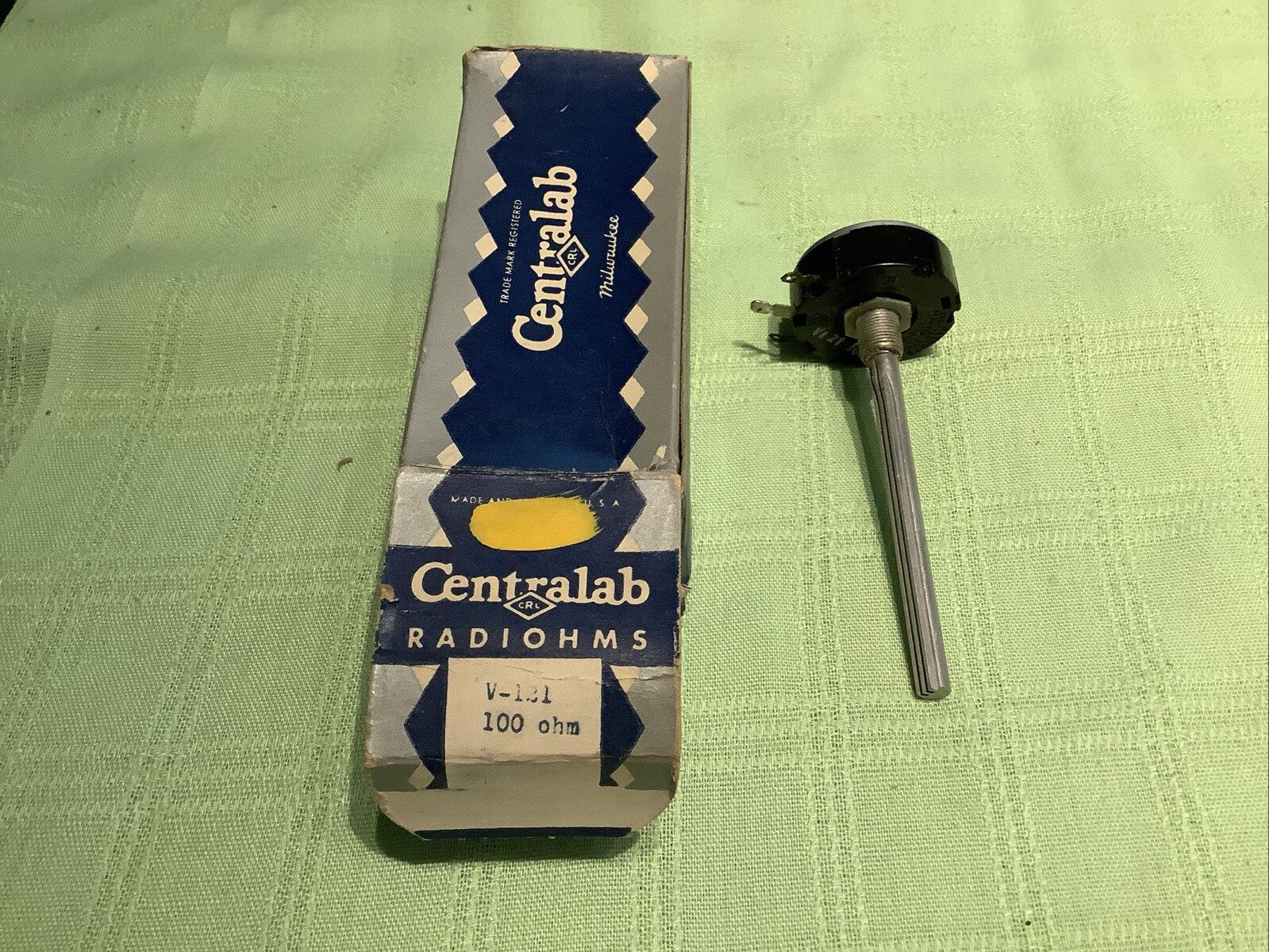 Centralab V-121 Radiohms Potentiometer 100 Ohms Long Shaft