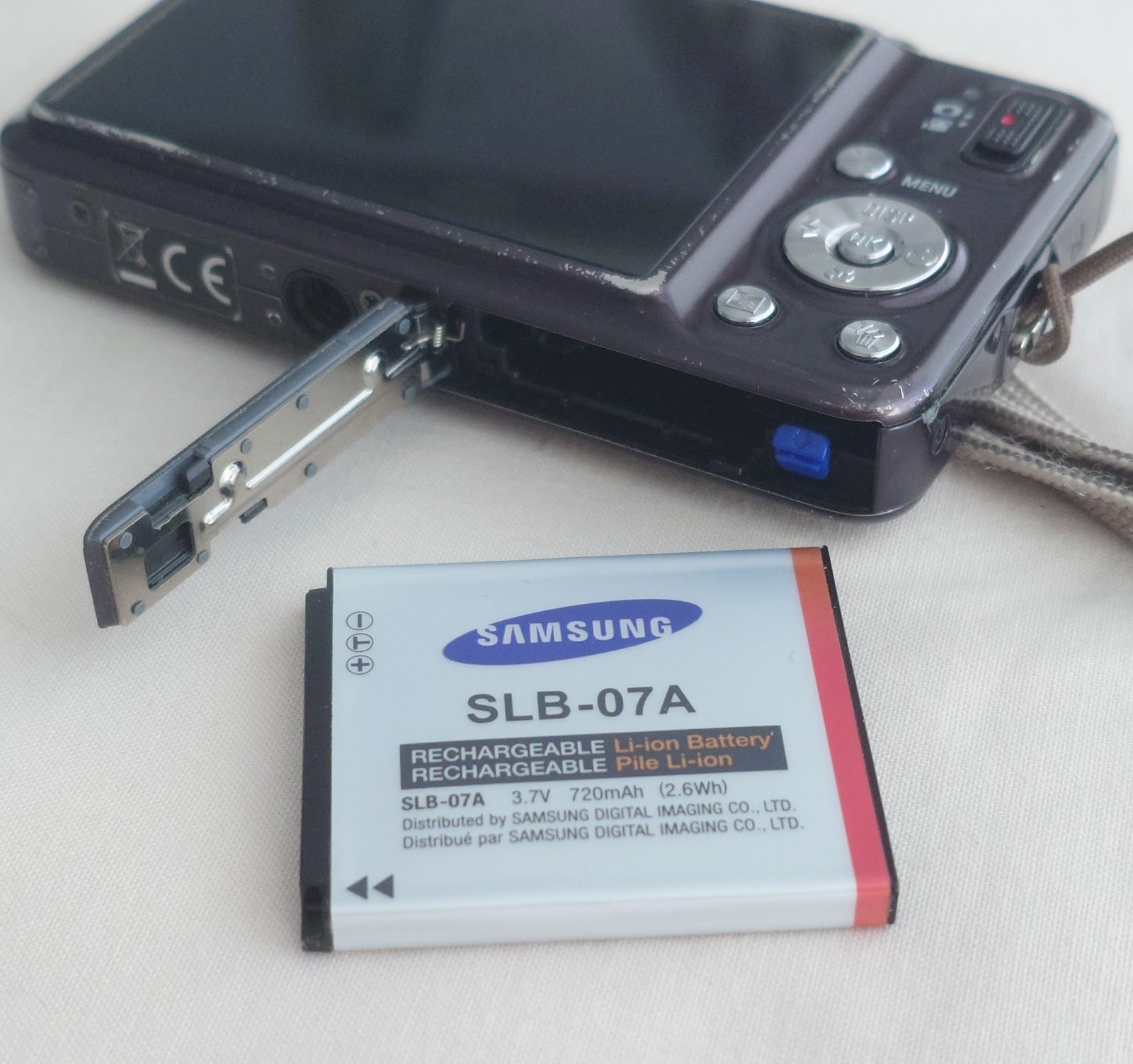 Samsung ST50 12.2MP Digital Compact Camera, With Charging Cable - Working Order