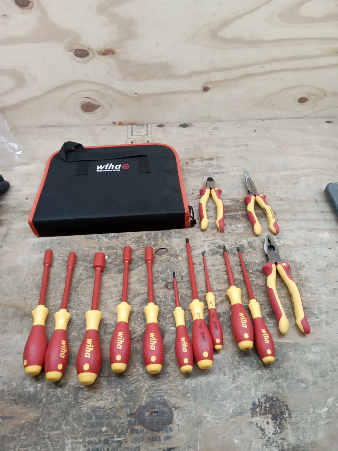 Wiha 32895 Insulated Tool Set, 14 Pieces, 1000VAC Max Missing One Plier