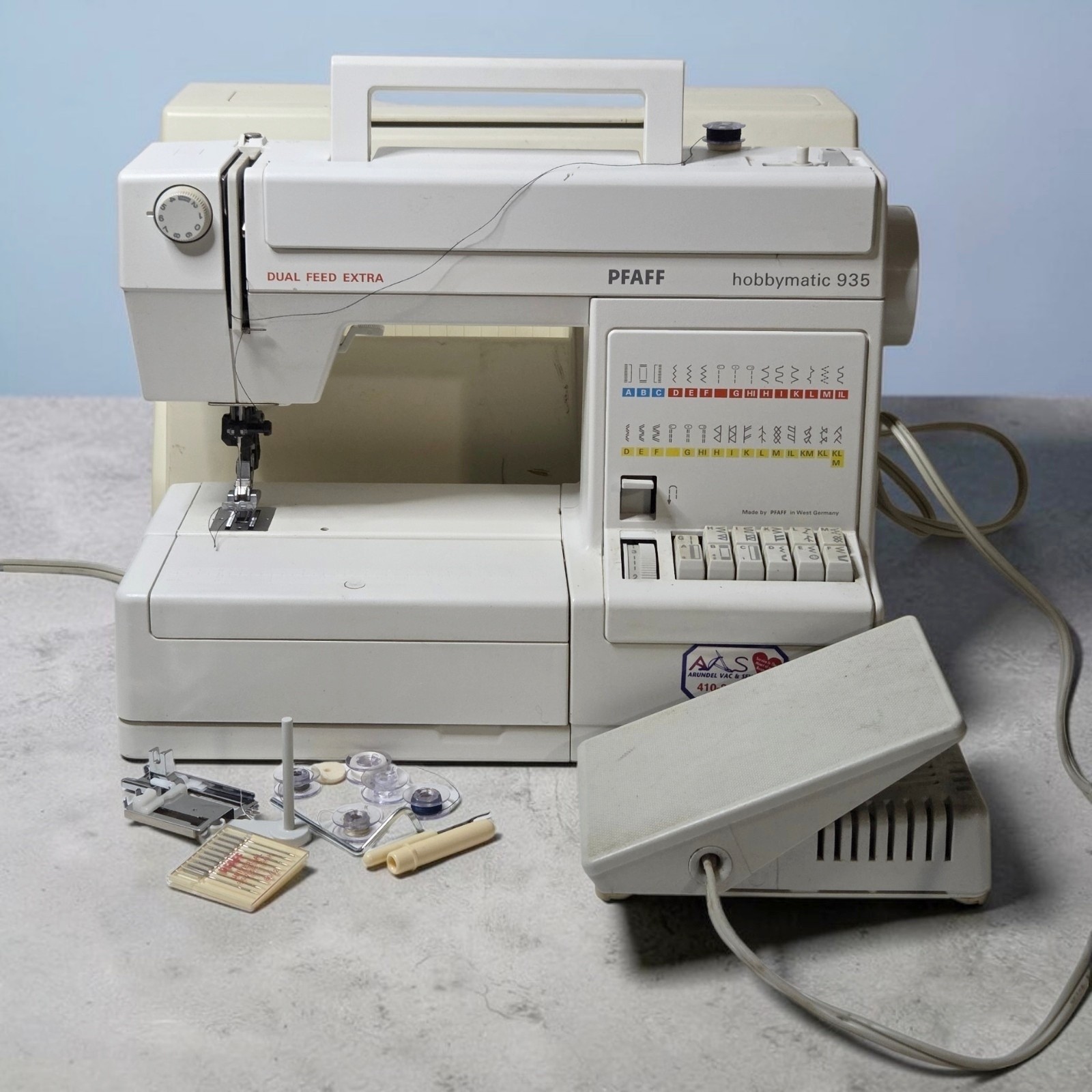 PFAFF Hobbymatic 935 Sewing Machine Dual Feed German Runs Accessories Pedal Case