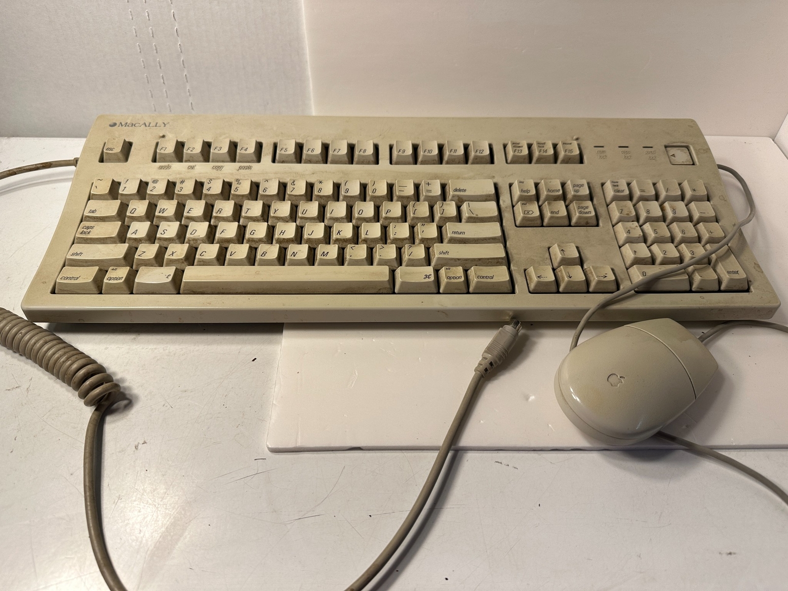 Macally Vintage Keyboard + Apple Desktop Bus Mouse II MK105X