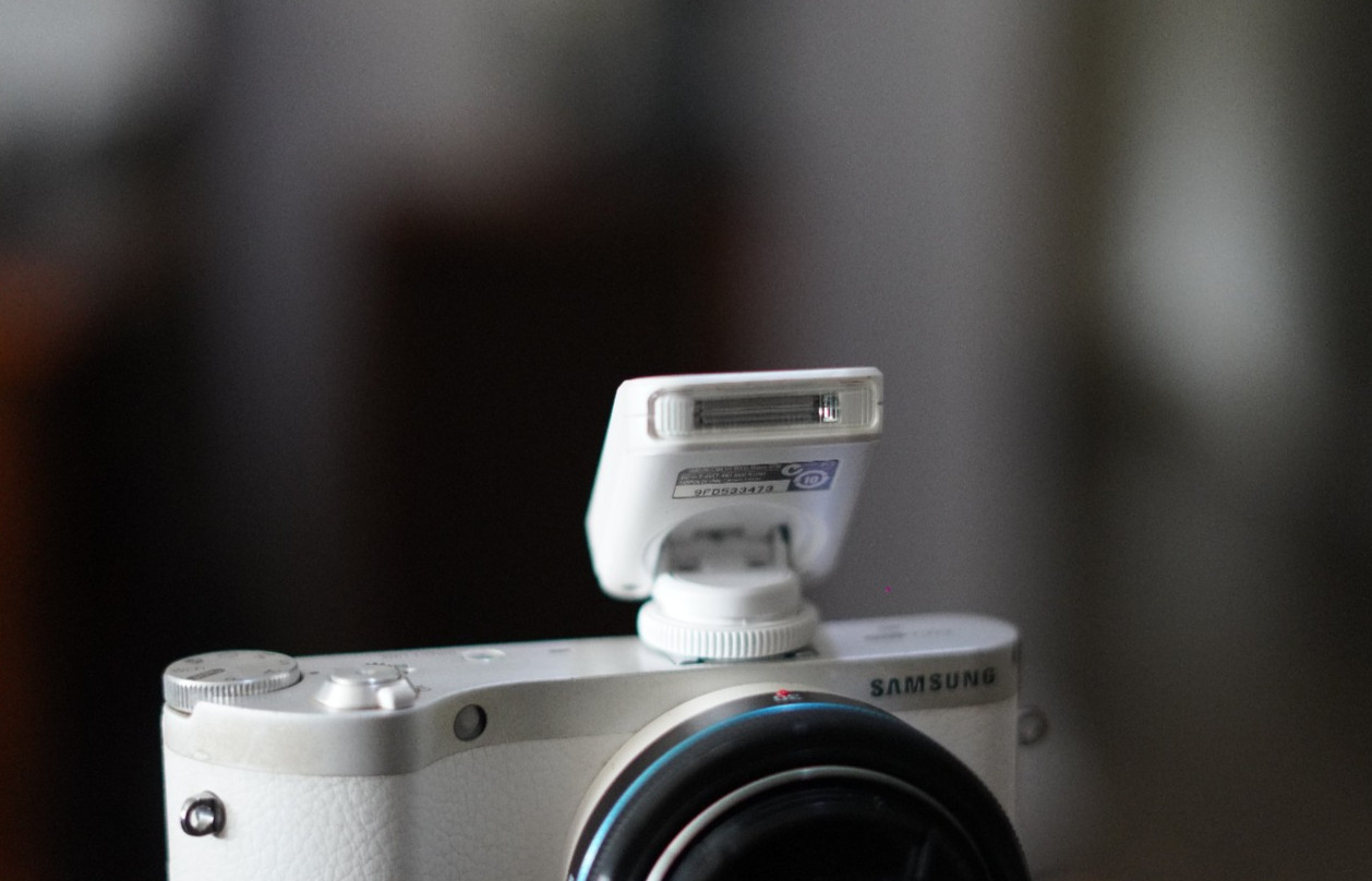 Samsung  SEF-8A Shoe Mount Flash for Samsung NX Mount Camera - White w/ Case ✅