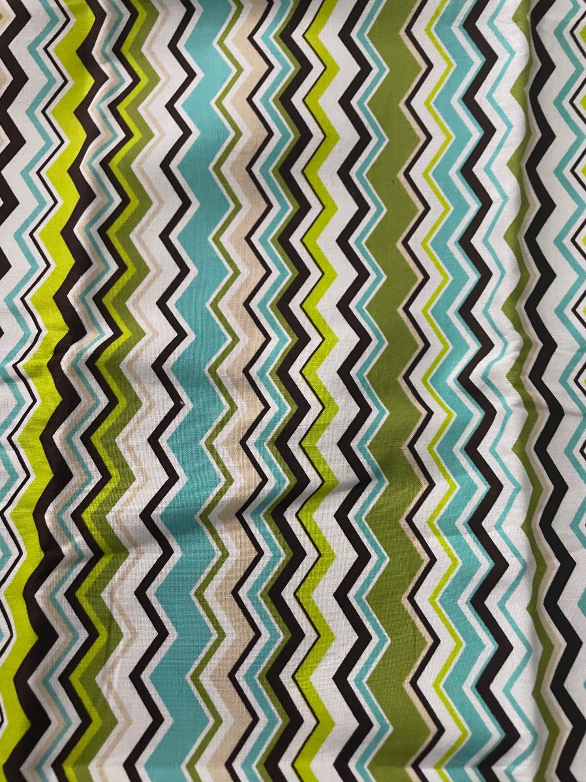 1 YARD FABRIC 100% COTTON MULTICOLOR CHEVRON PRINT SEWING/QUILTER